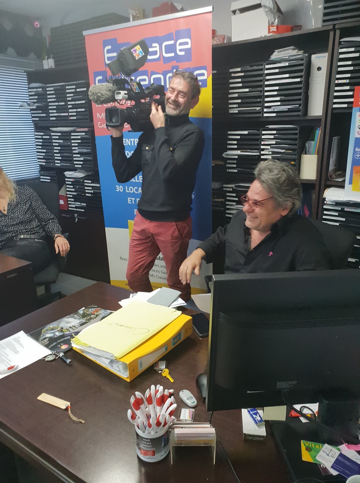 Vœux 2019 Espace Entreprise à Montpellier : moment de détente entre deux prises pendant le tournage du clip de vœux au bureau.