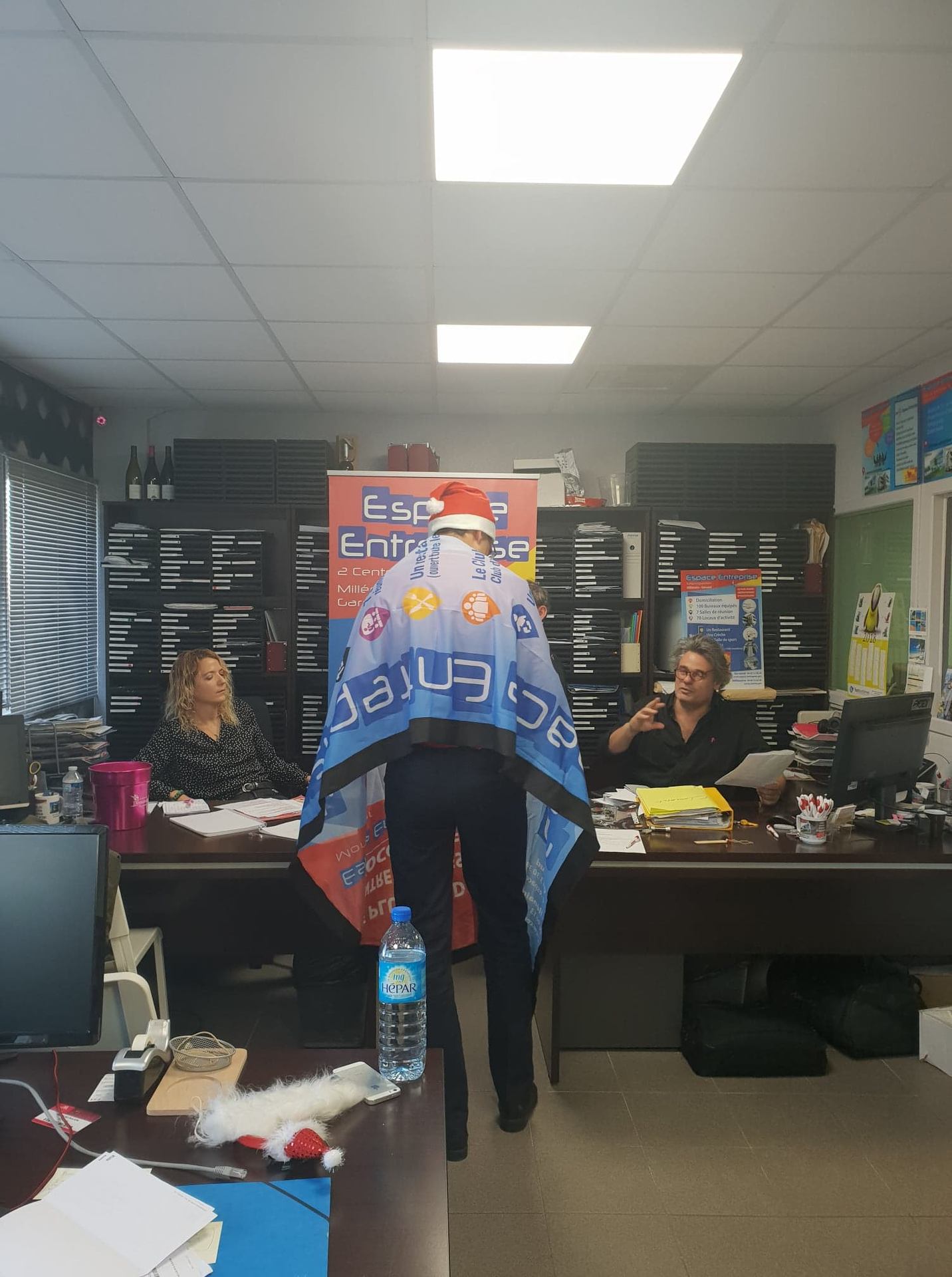 Vœux 2019 Espace Entreprise à Montpellier : collaborateur drapé dans la banderole Espace Entreprise de dos, filmé pendant le tournage du clip.