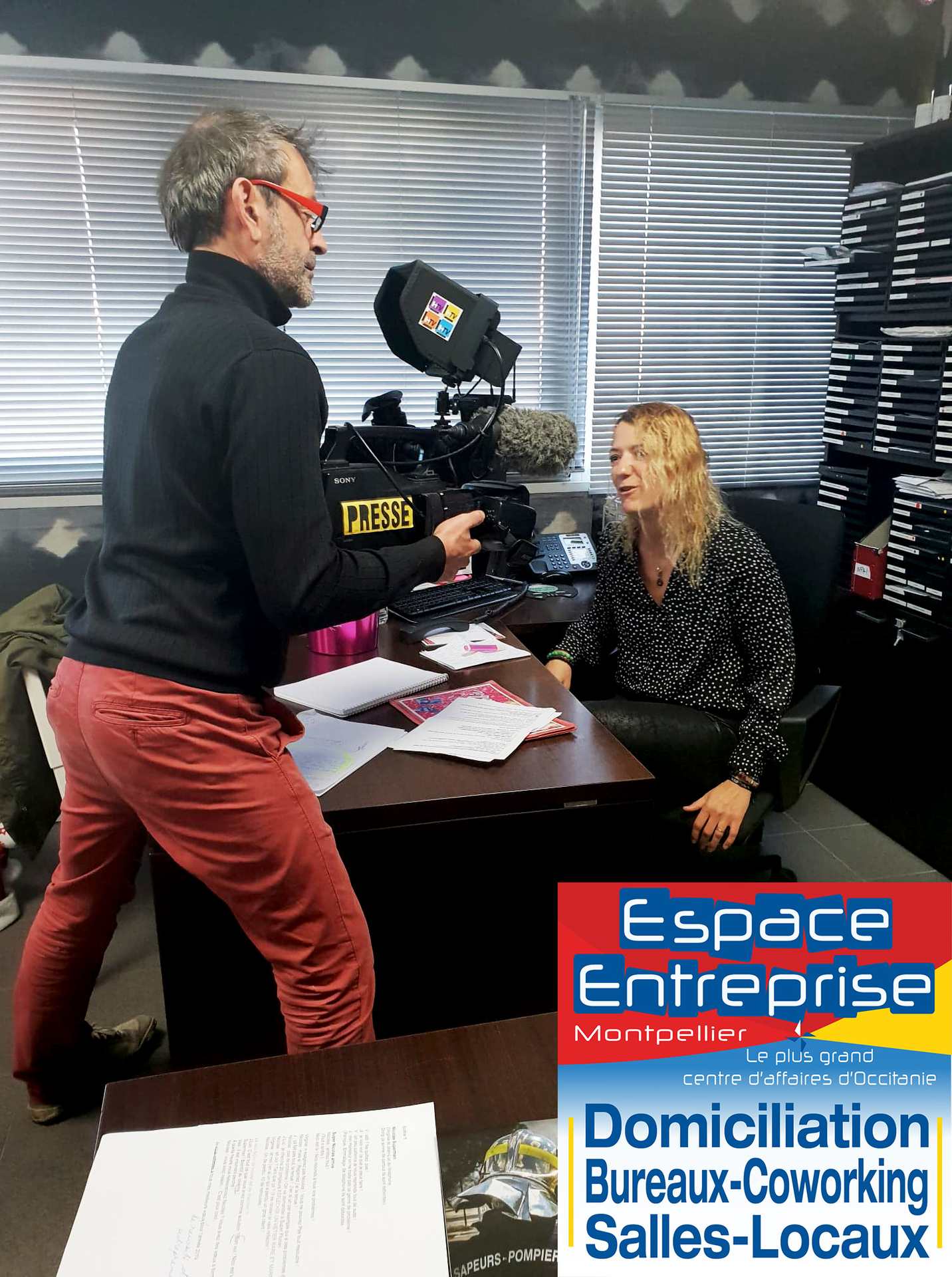 Vœux 2019 Espace Entreprise à Montpellier : cadreur filmant une collaboratrice à son bureau, kakémono Espace Entreprise en arrière-plan.