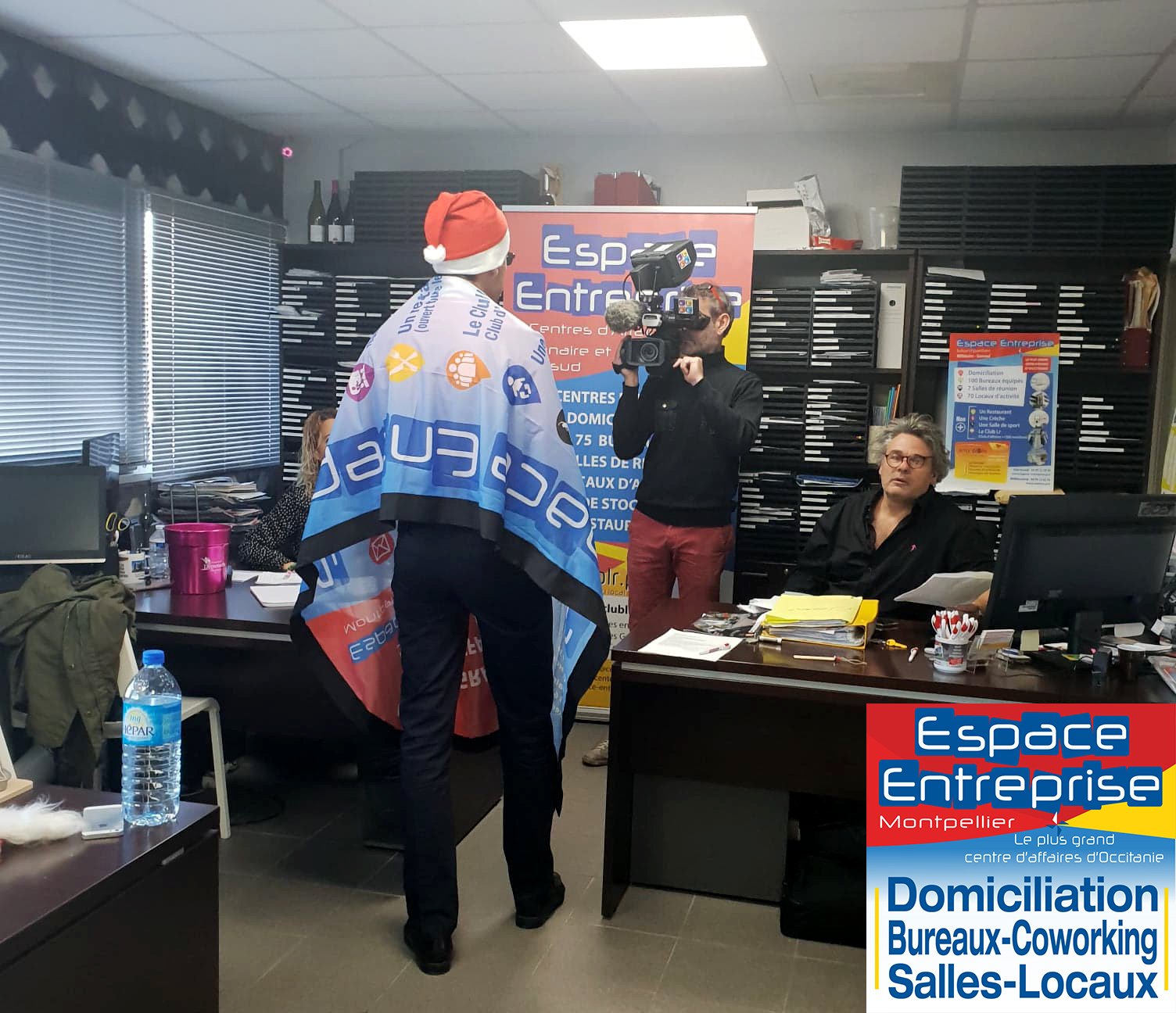 Vœux 2019 Espace Entreprise à Montpellier : collaborateur drapé dans la banderole Espace Entreprise de dos, filmé devant un kakémono Club LR.