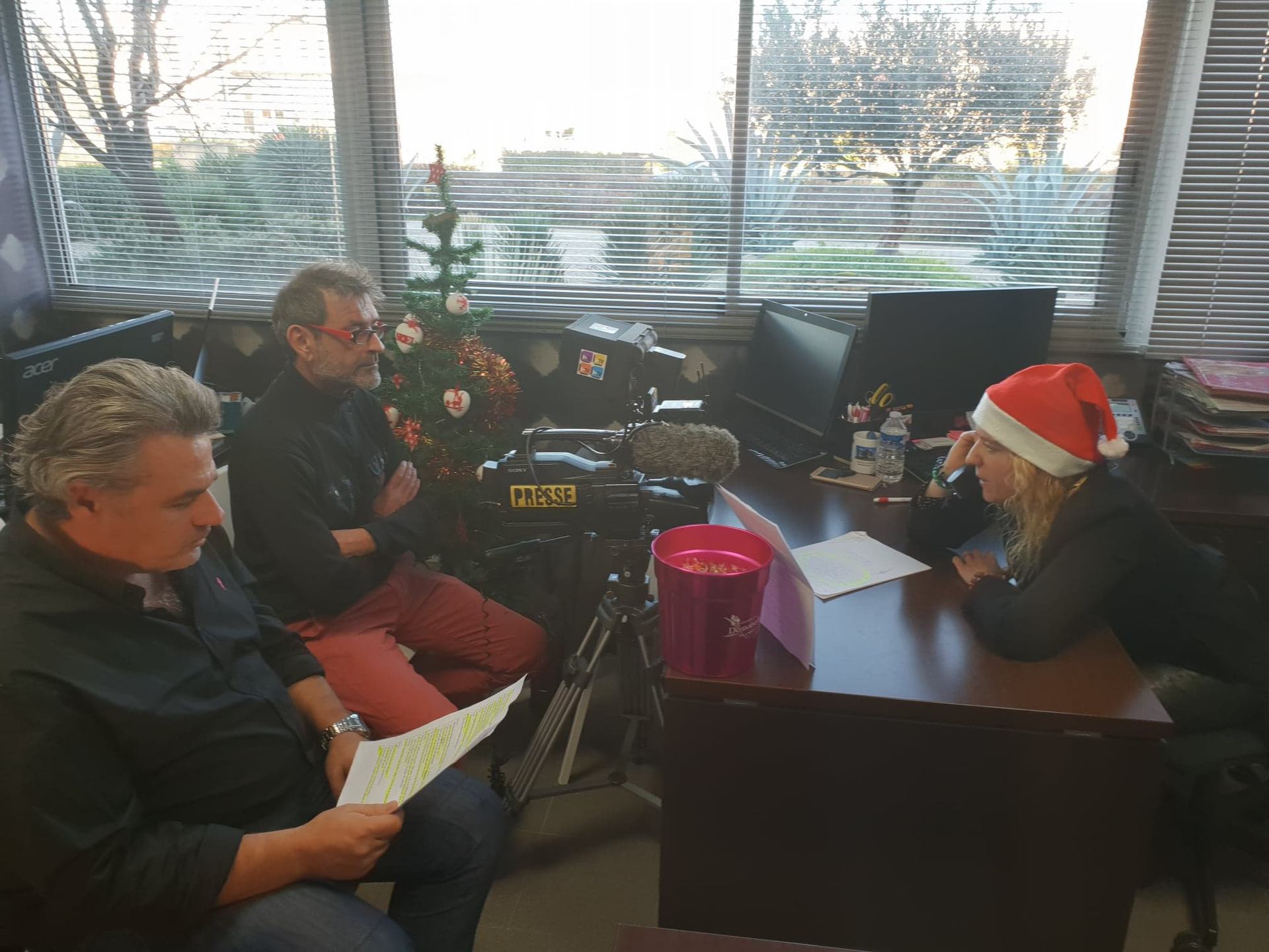 Vœux 2019 Espace Entreprise à Montpellier : préparation du tournage du clip de vœux dans un bureau vitré décoré d'un sapin de Noël.