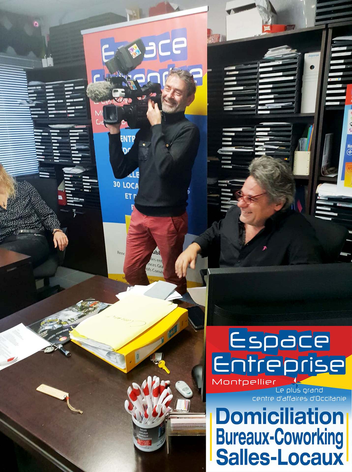 Vœux 2019 Espace Entreprise à Montpellier : équipe partageant un moment de complicité au bureau pendant le tournage du clip de vœux.