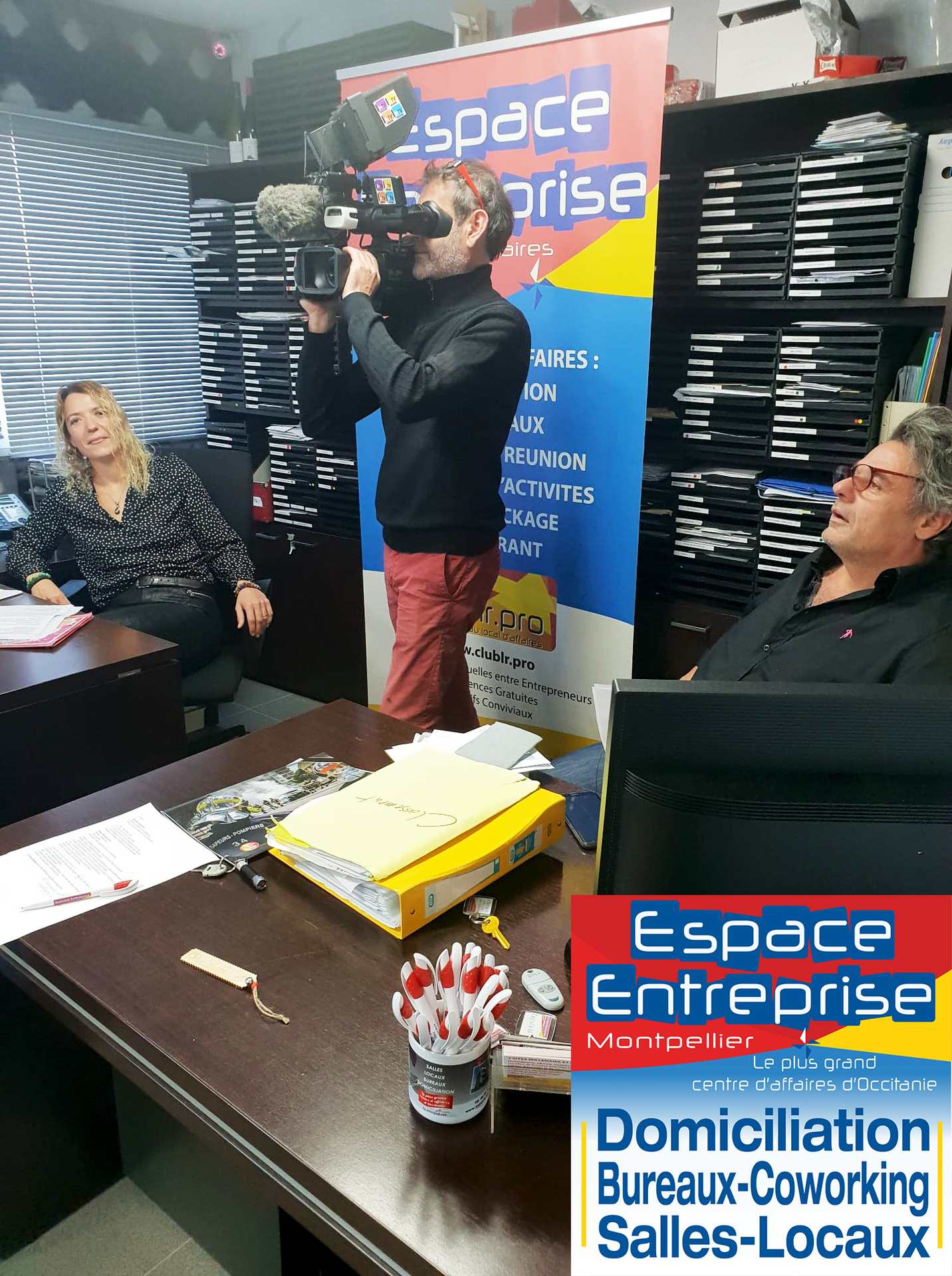 Vœux 2019 Espace Entreprise à Montpellier : cadreur filmant la scène, collaboratrice en arrière-plan à son bureau, ambiance de fin d'année.