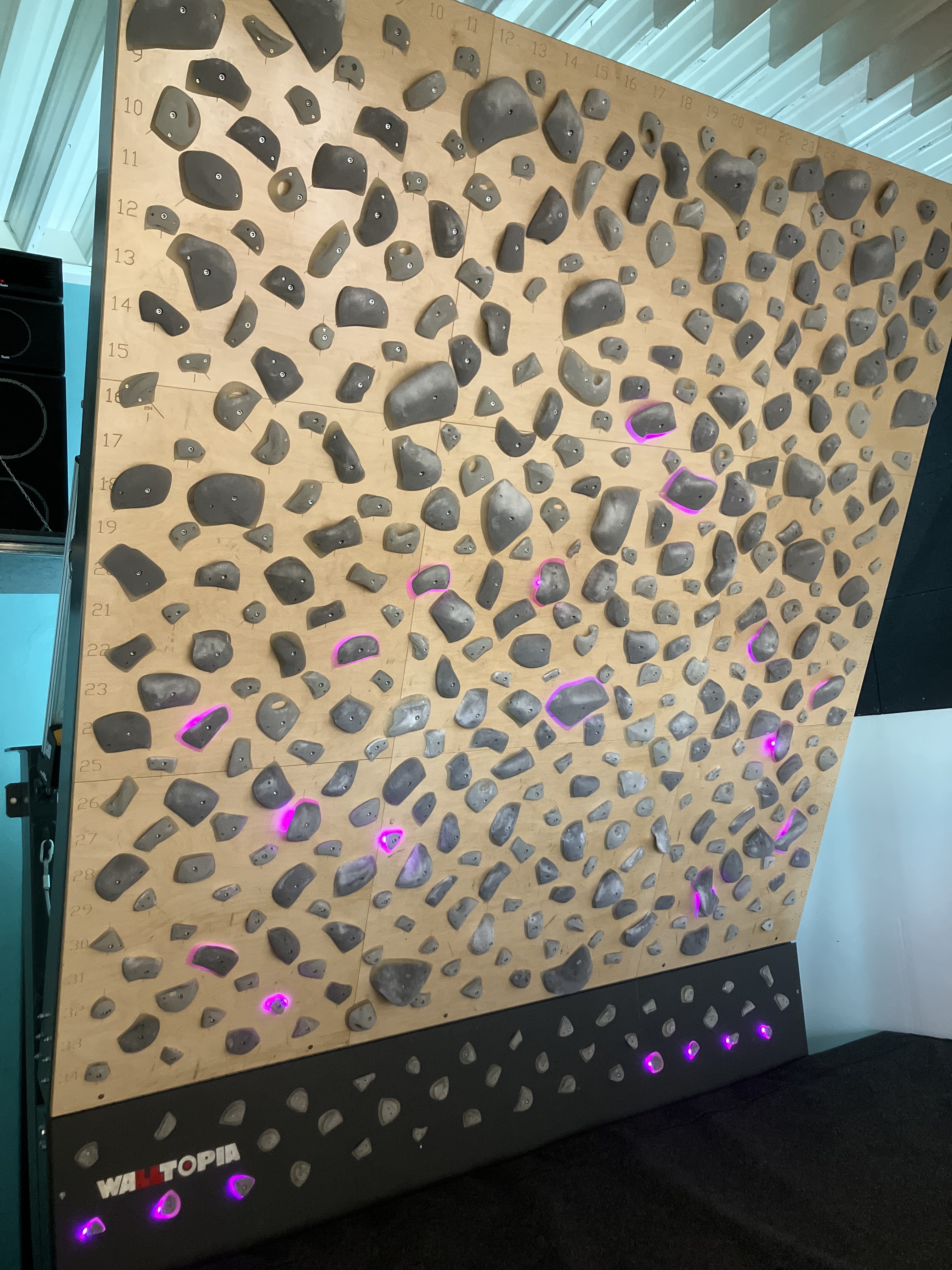 Ein Campusboard mit vielen Leisten aus Holz im Trainingsbereich der Boulderhalle des Kraftwerk Althofens.