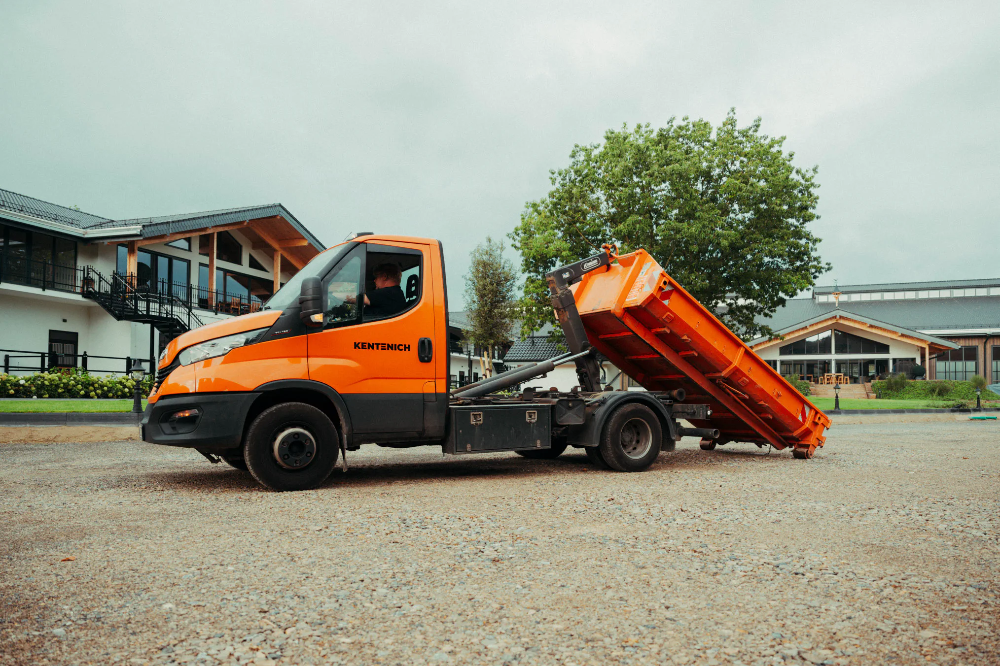 Kentenich Abrollkipper setzt einen Abrollcontainer ab – Containerdienst KE Baulogistik