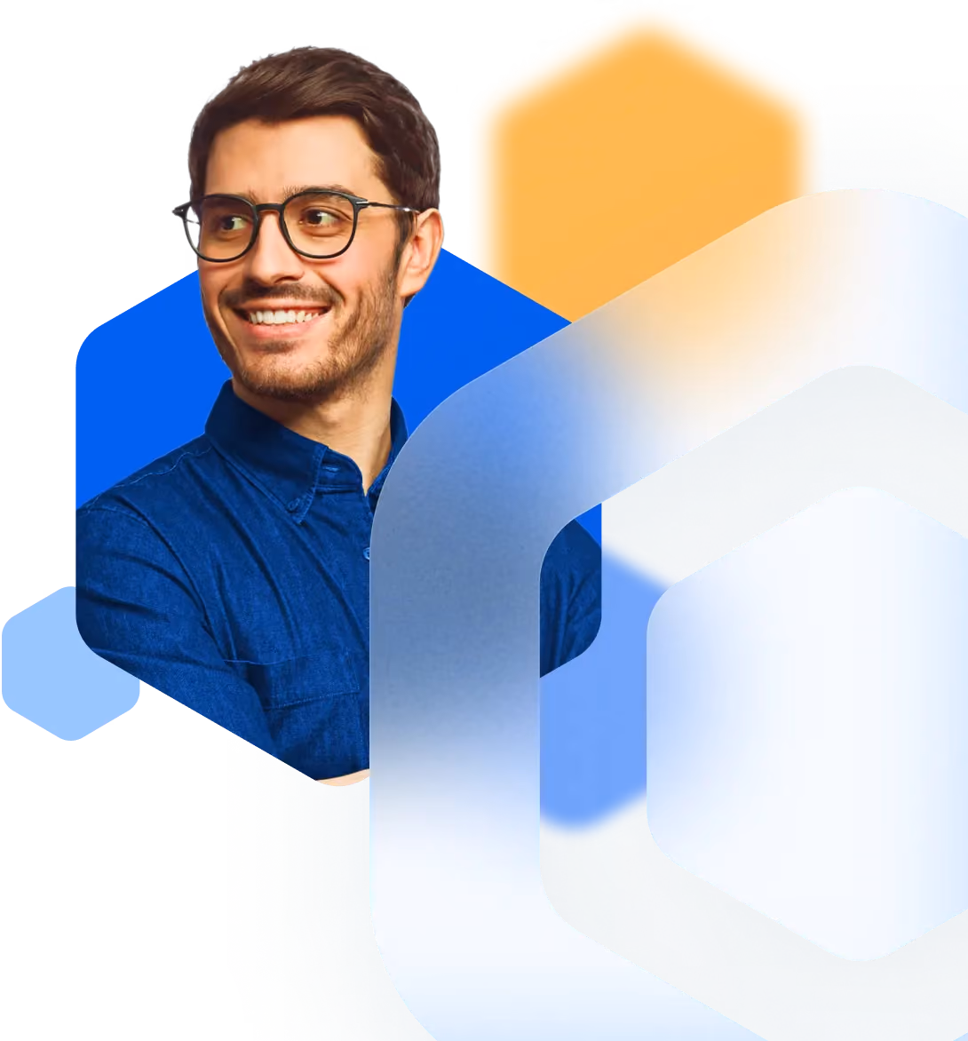 Homme souriant à lunettes en chemise en jean, sur fond de formes hexagonales