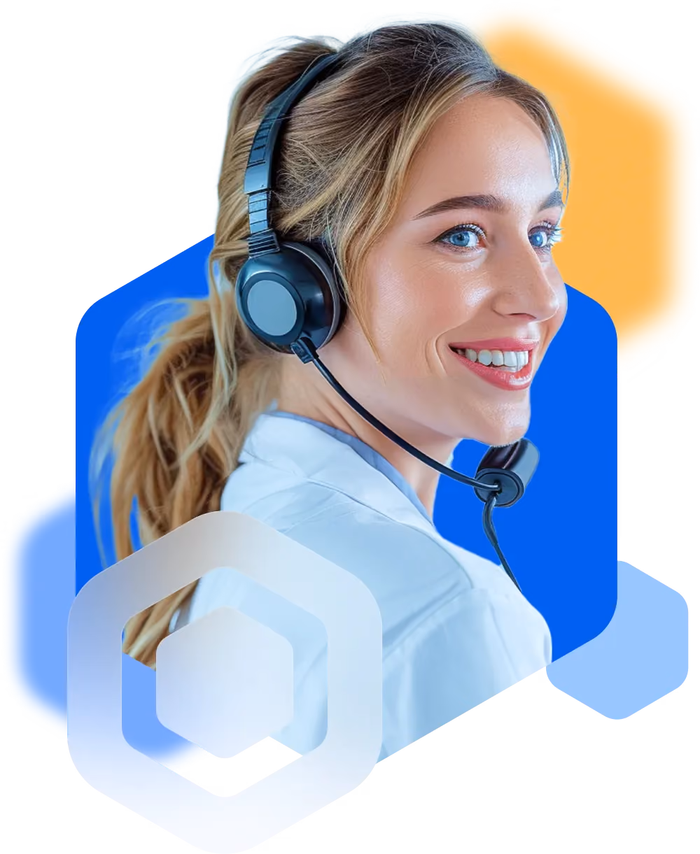 Conseillère souriante portant un casque téléphonique, service d'assistance