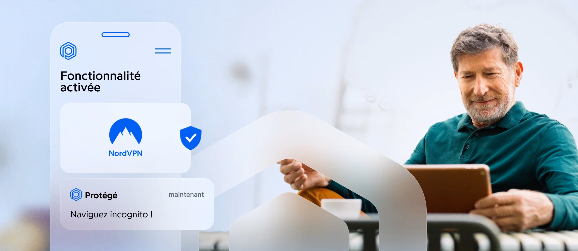 Homme senior avec une tablette et notification Protected : navigation incognito avec NordVPN