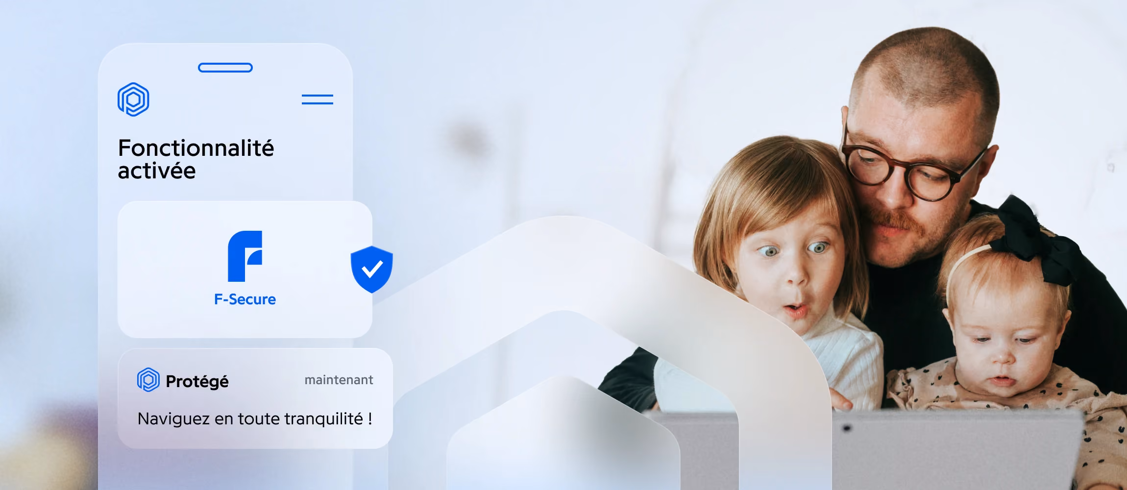 Père et ses enfants devant un ordinateur et notification Protected : navigation sécurisée F-Secure