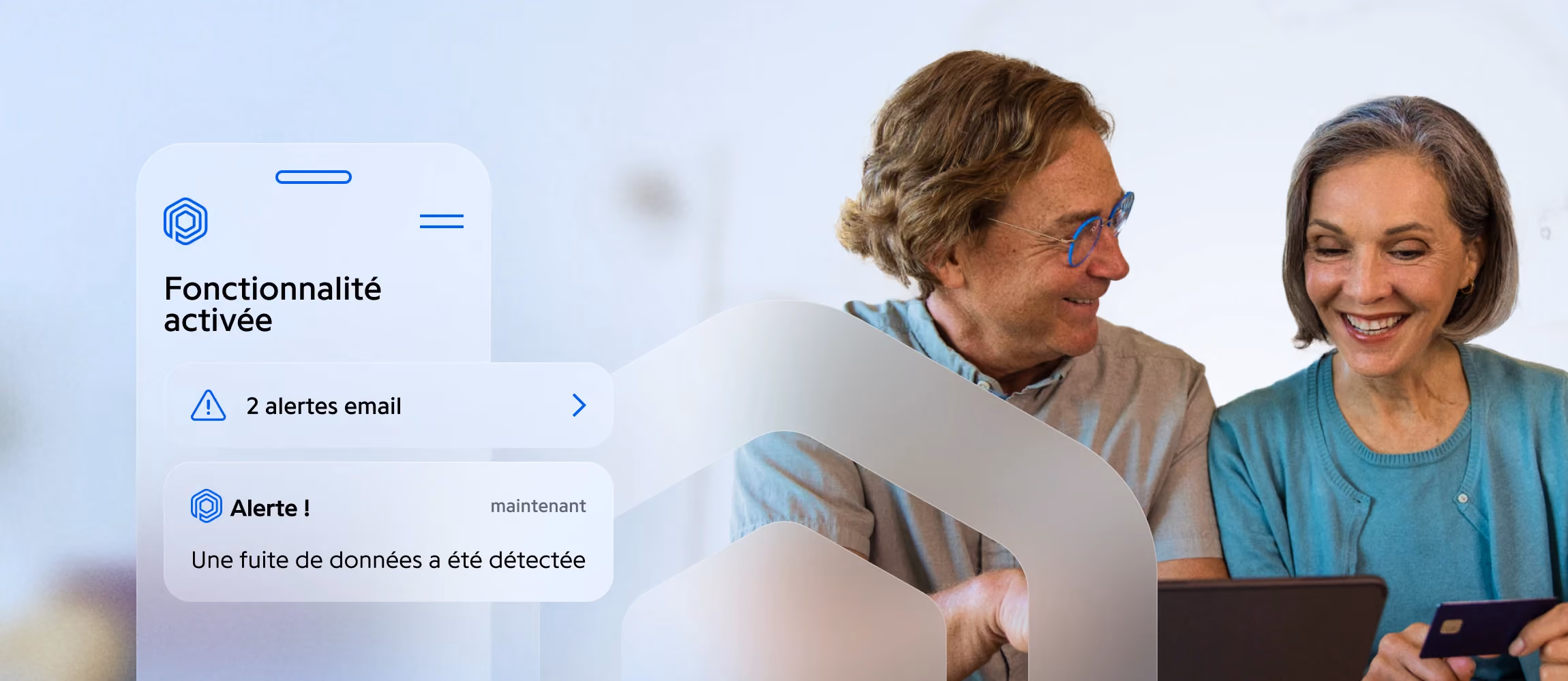 Couple de seniors souriant et alerte Protected : une fuite de données a été détectée