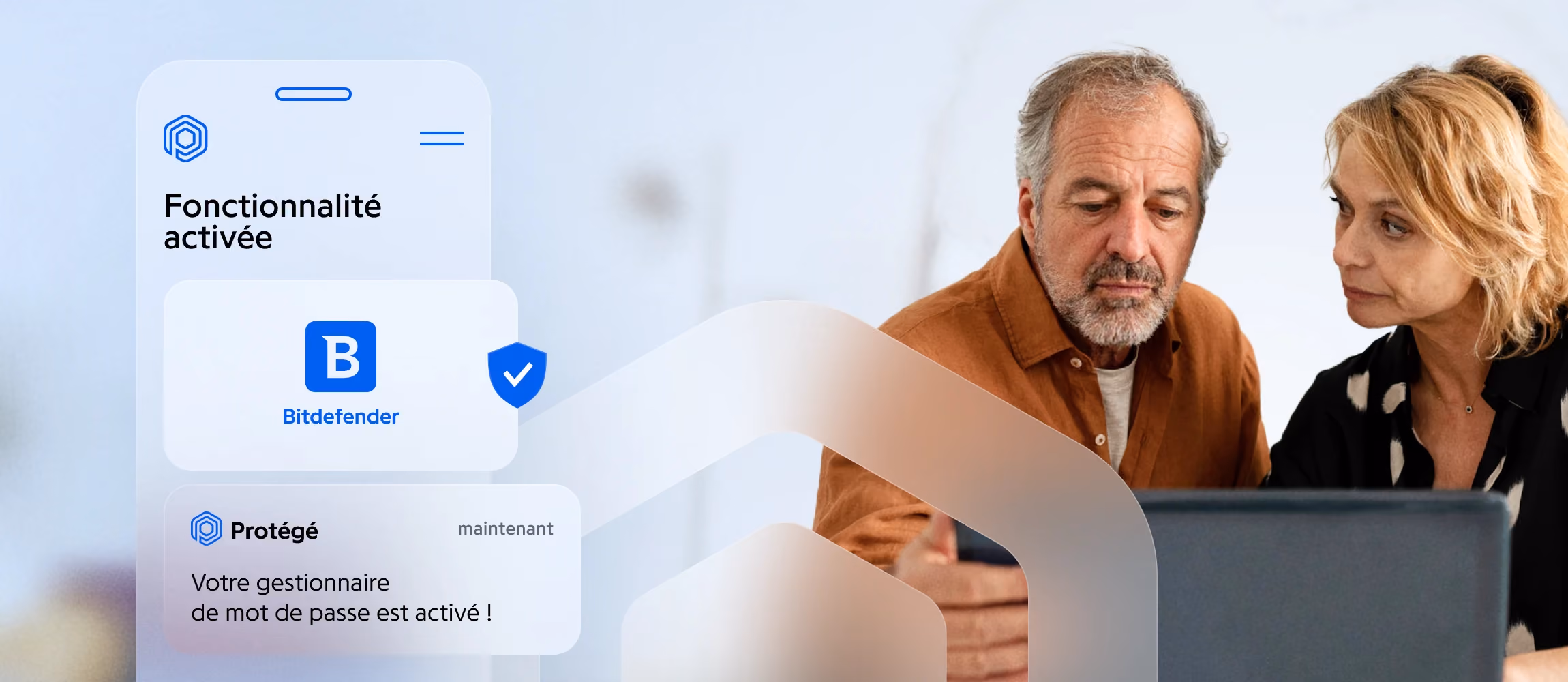Couple de seniors à l'ordinateur et notification Protected : gestionnaire de mots de passe activé
