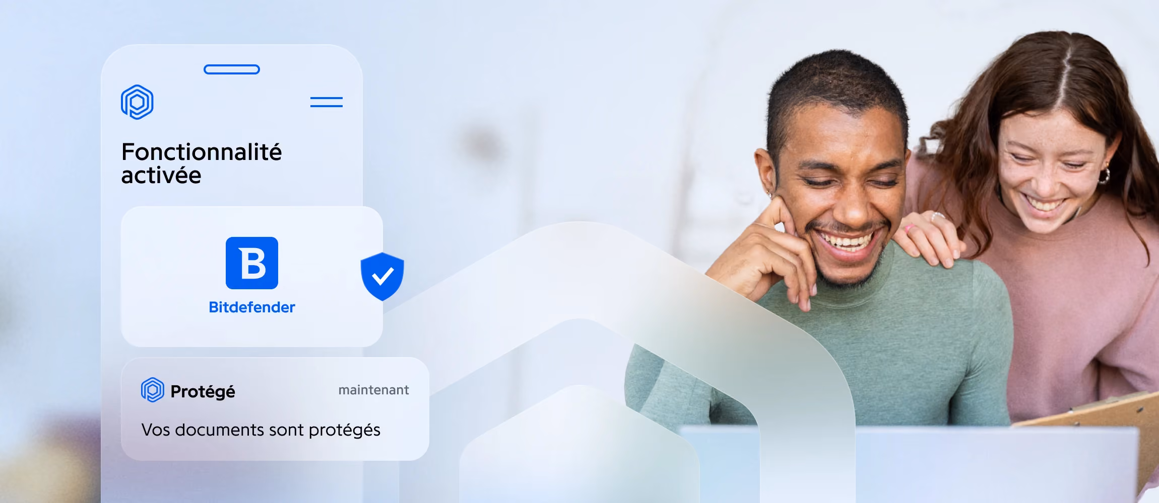 Couple souriant devant un ordinateur et notification Protected : documents protégés par Bitdefender