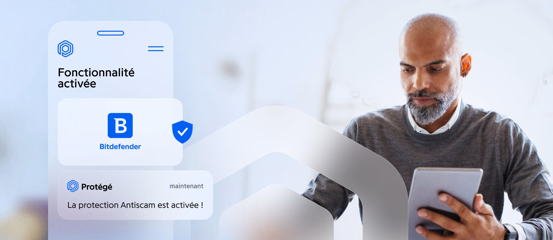 Homme avec une tablette et notification Protected : protection Antiscam Bitdefender activée