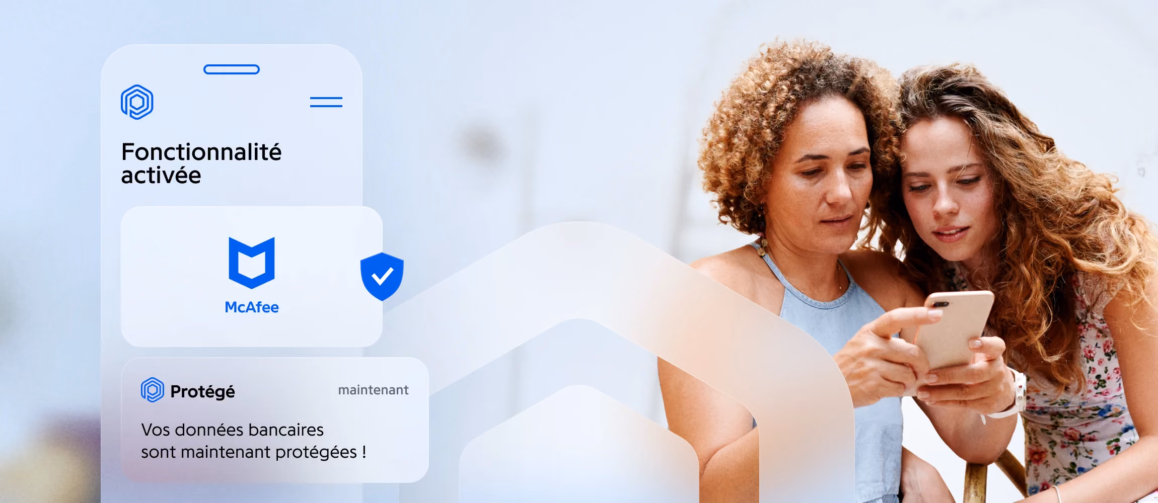 Mère et fille sur un smartphone et notification Protected : données bancaires protégées par McAfee