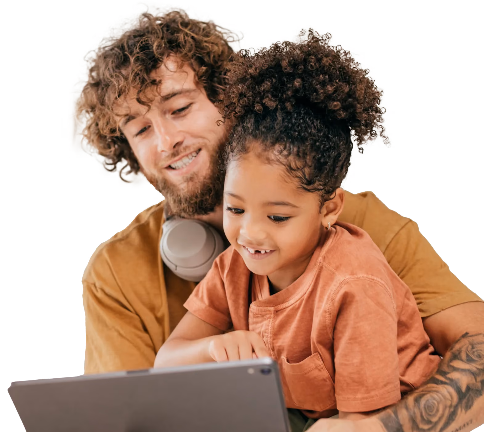 Père et petite fille souriants devant un ordinateur portable