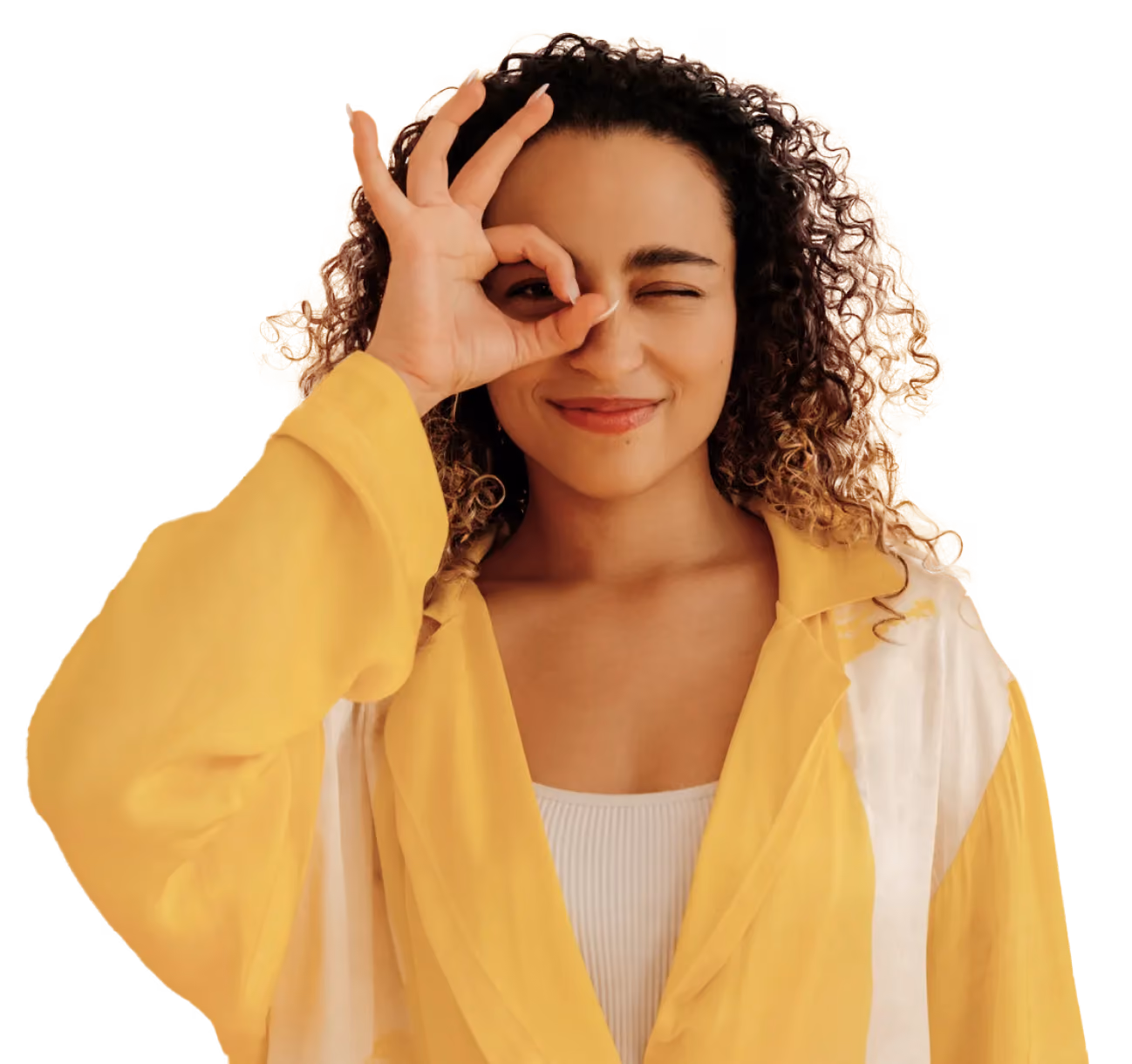Jeune femme en chemise jaune formant un cercle avec ses doigts devant l'œil