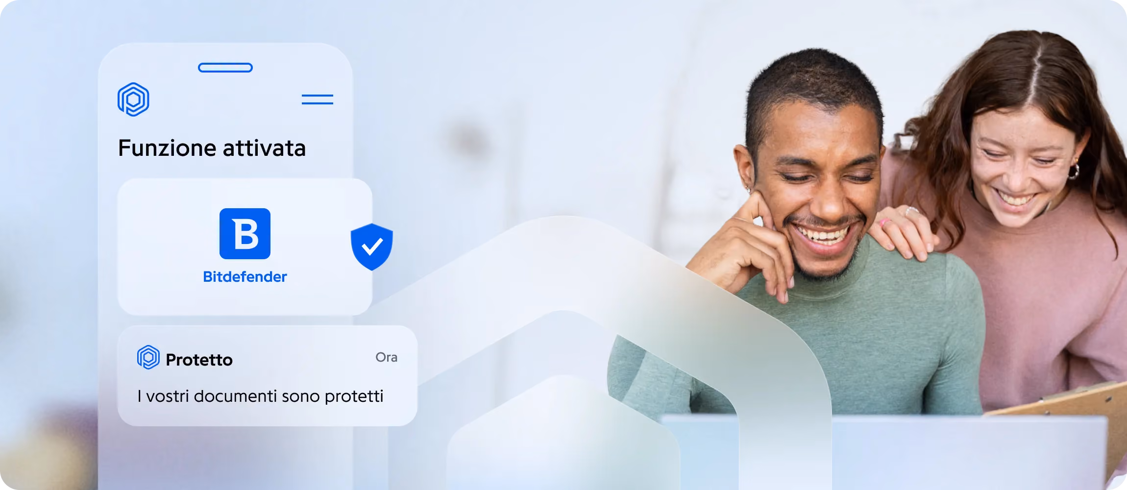 Coppia sorridente davanti a un portatile, documenti protetti da Bitdefender