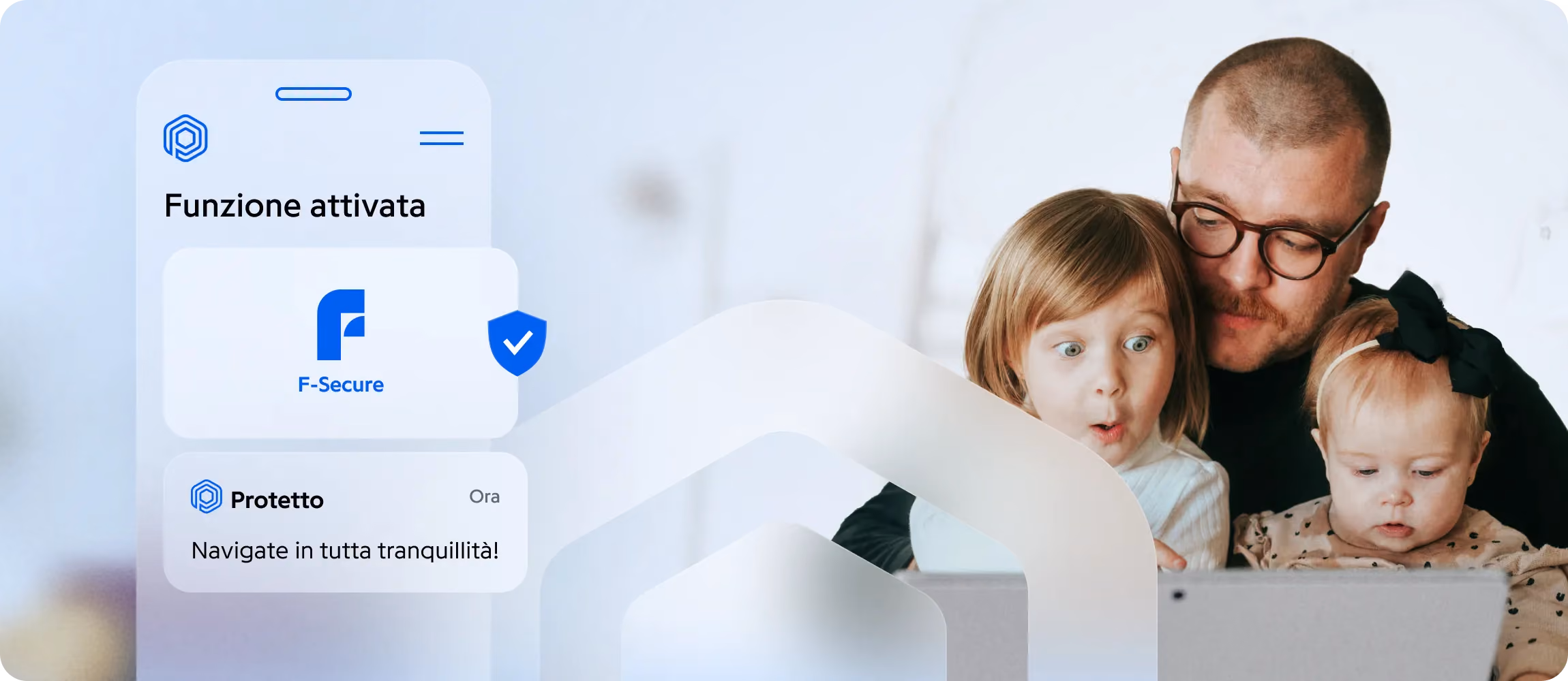 Padre e due bambini davanti a un portatile, navigazione sicura con F-Secure