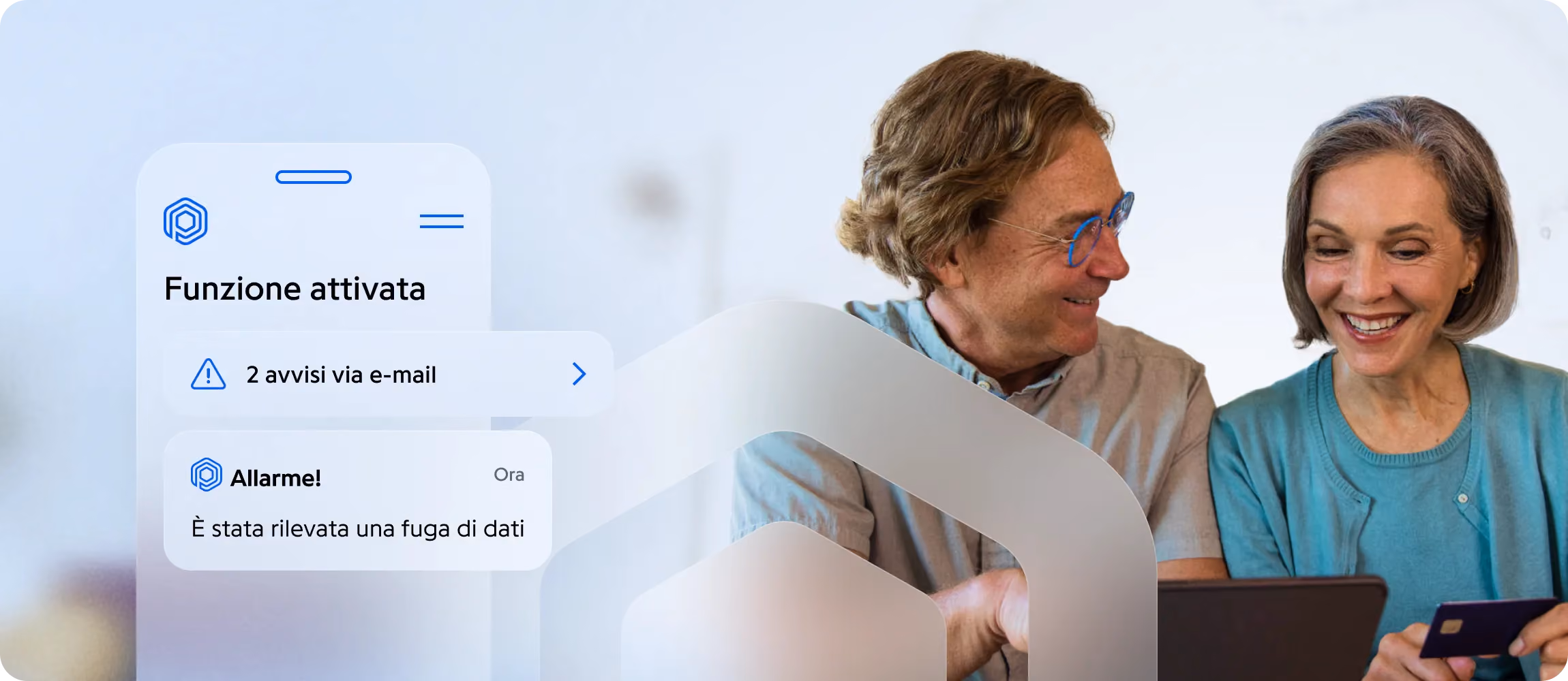 Coppia senior sorridente davanti a un tablet, avviso di fuga di dati rilevata