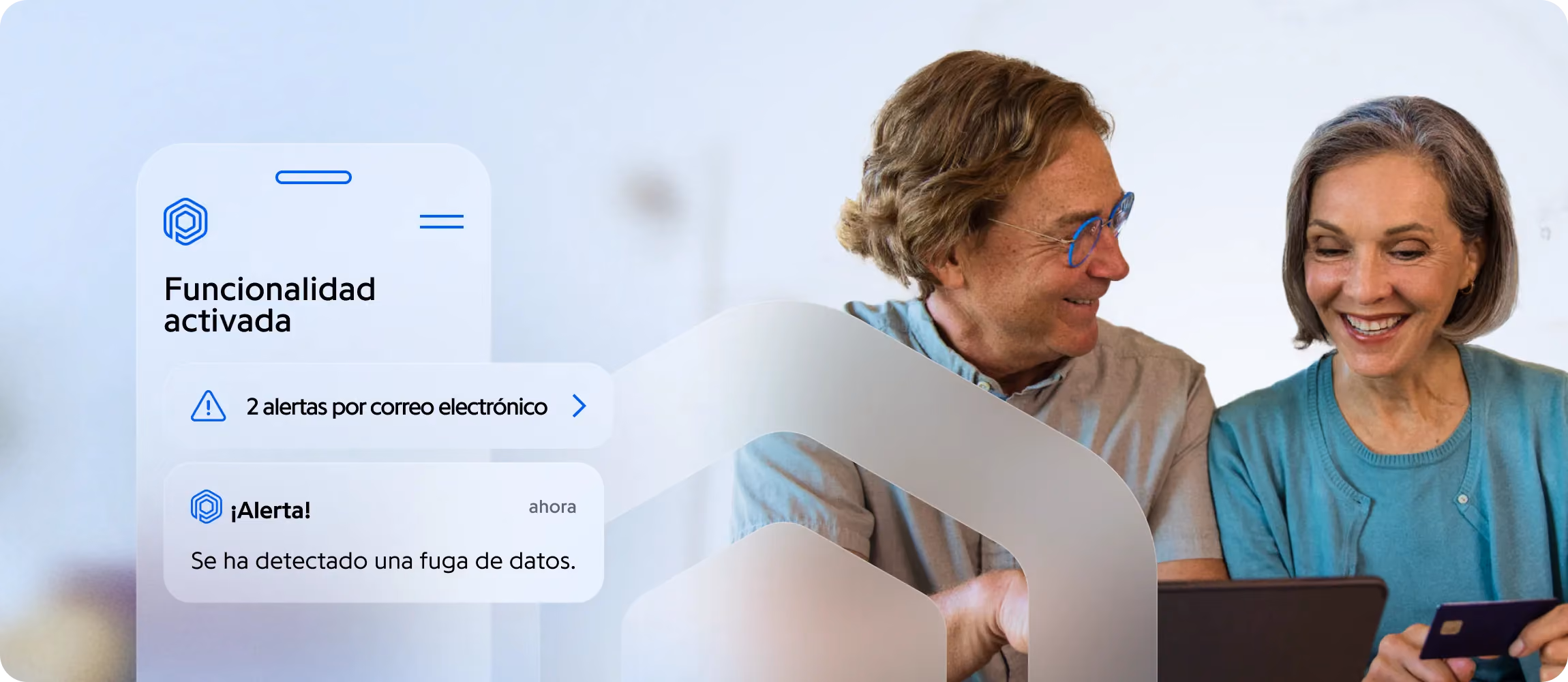 App Protected: alerta de filtración de datos detectada, pareja mayor con tableta