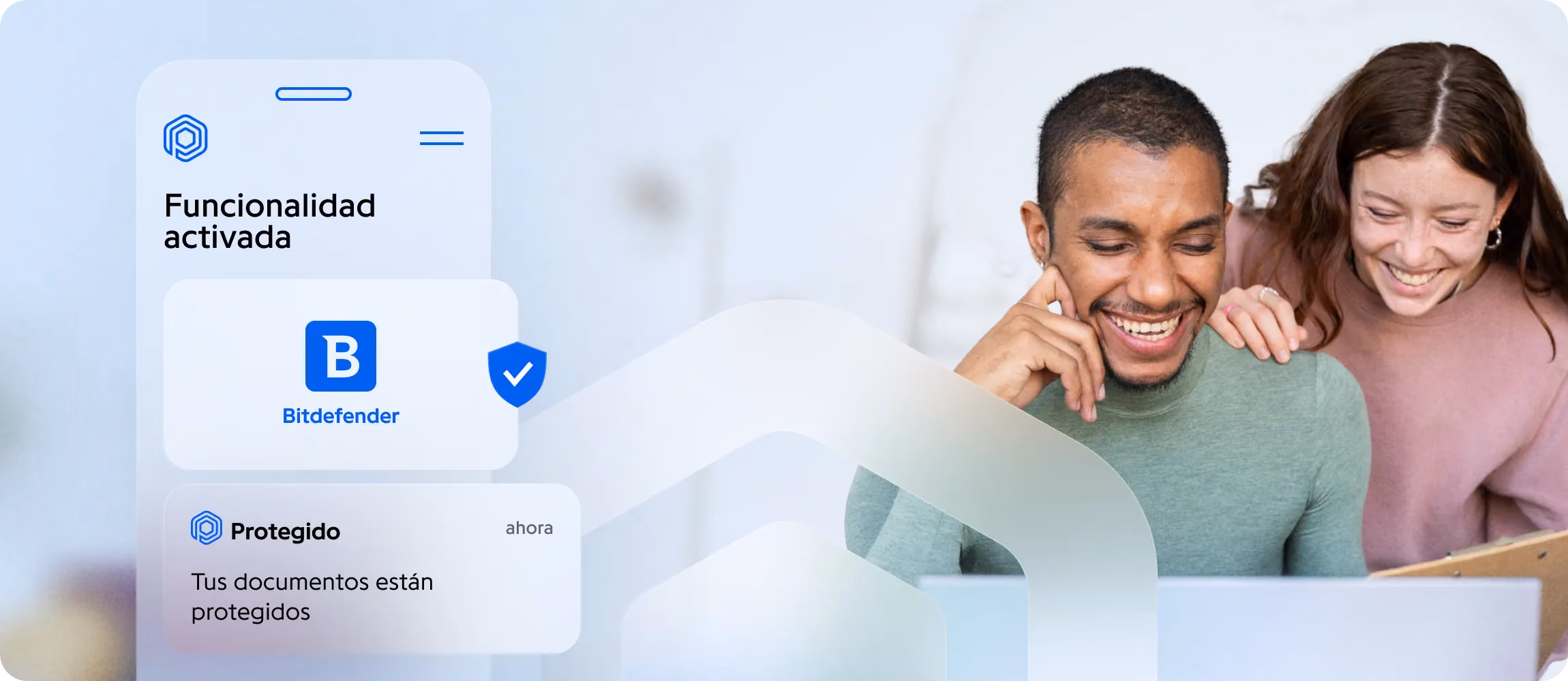 App Protected: Bitdefender activado, documentos protegidos, pareja sonriente ante la pantalla
