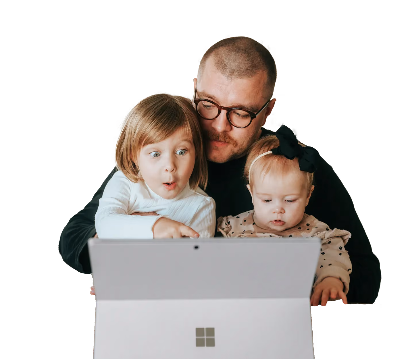 Padre e i suoi due bambini piccoli davanti a un computer portatile