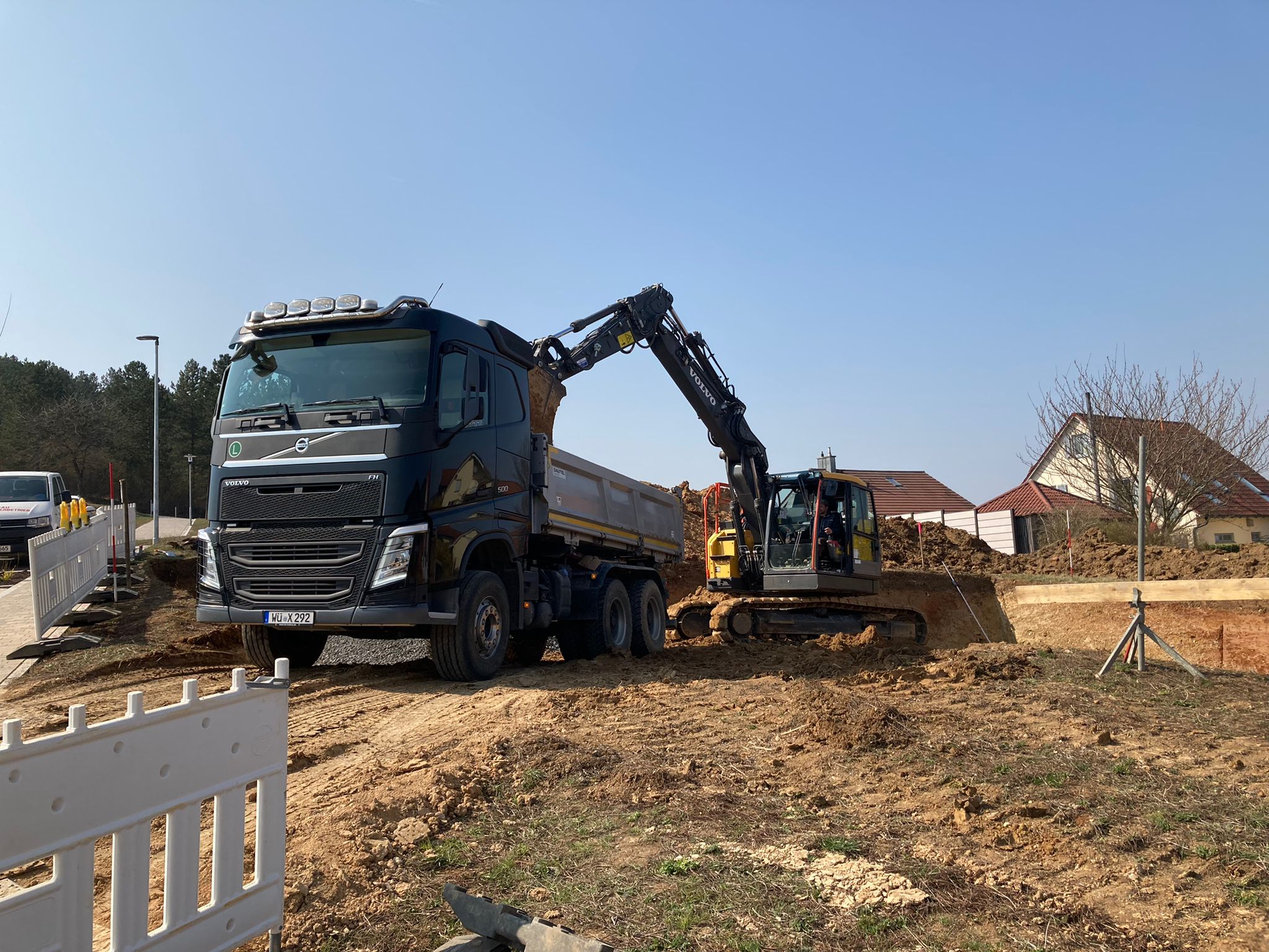 Bagger auf Erdboden