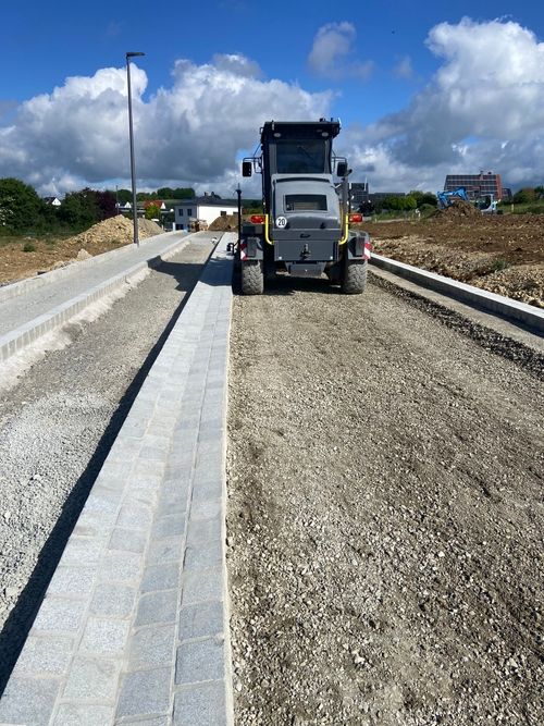 Bagger fährt auf Untergrund