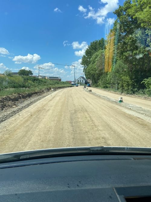 Bagger fährt auf Untergrund