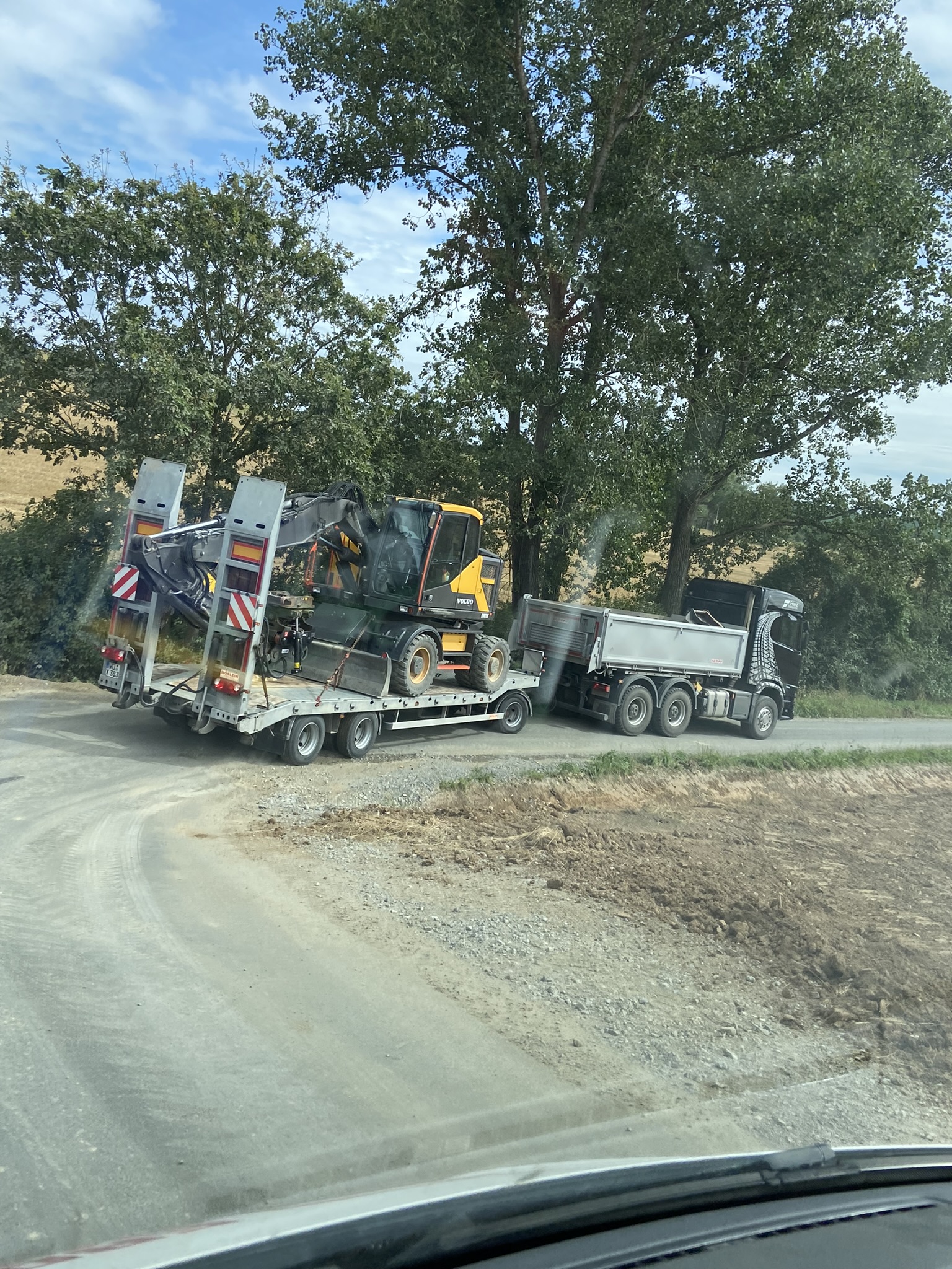Bagger fährt auf Untergrund