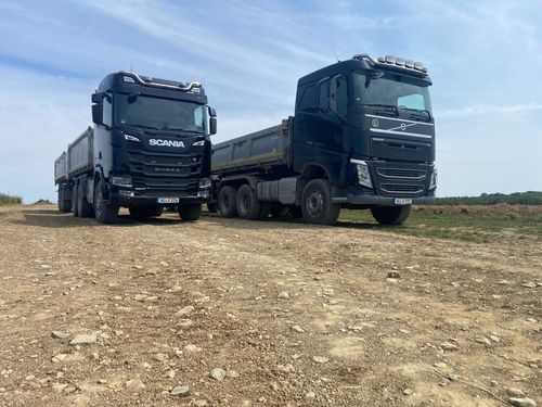 Bagger fährt auf Untergrund