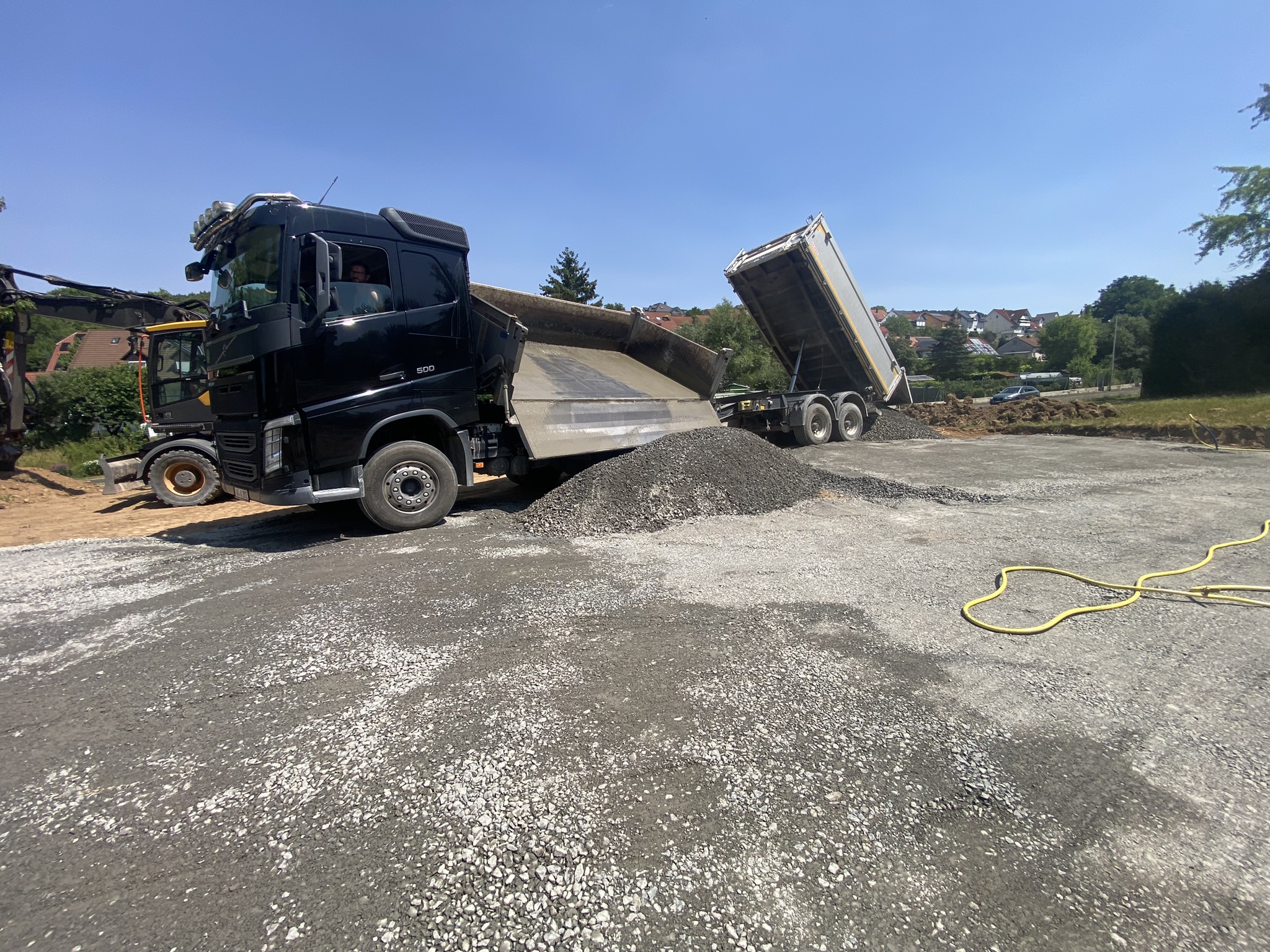Bagger fährt auf Untergrund