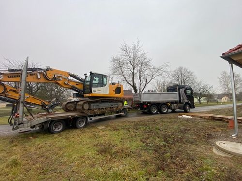 Bagger fährt auf Untergrund