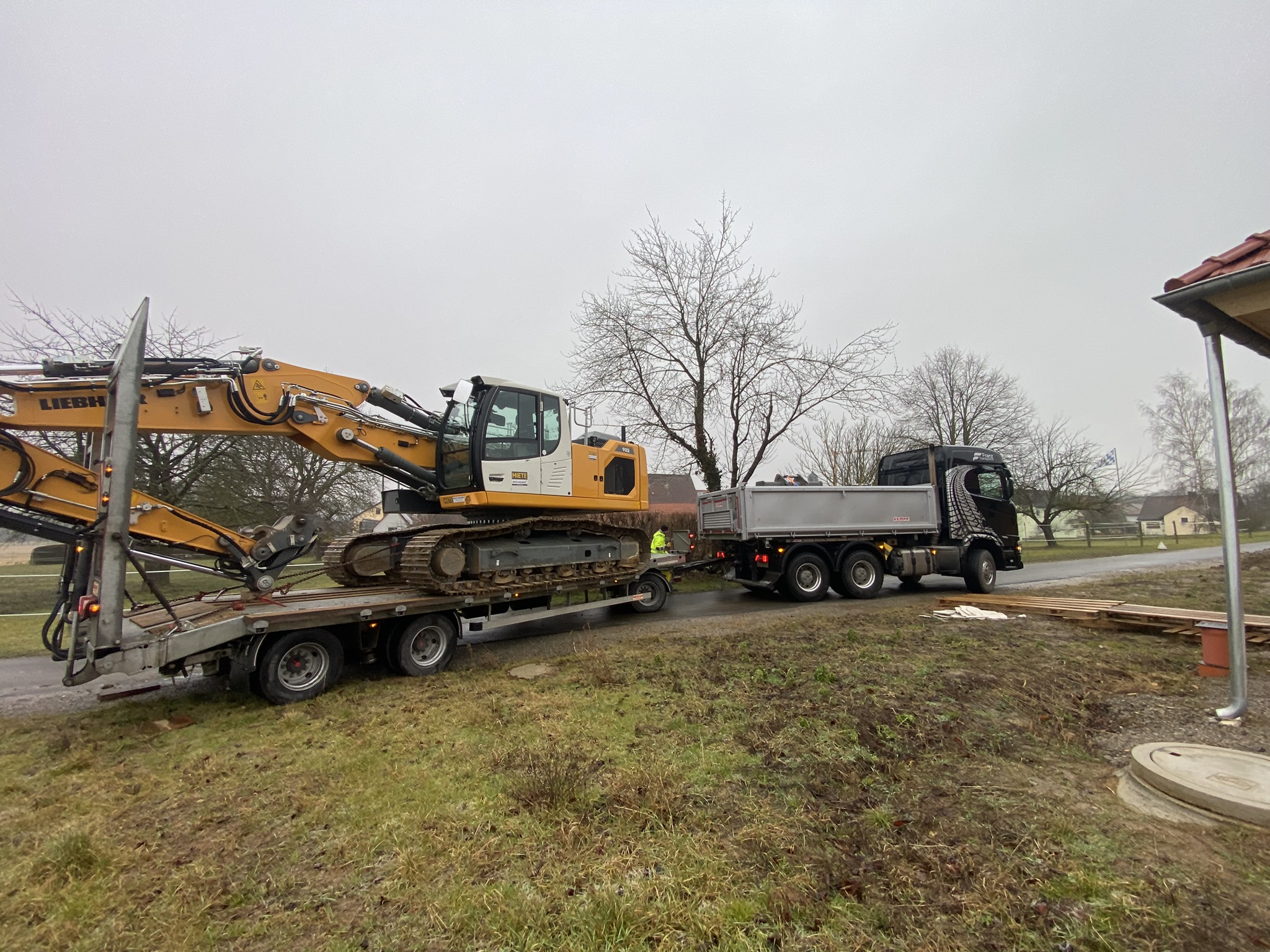 Bagger fährt auf Untergrund