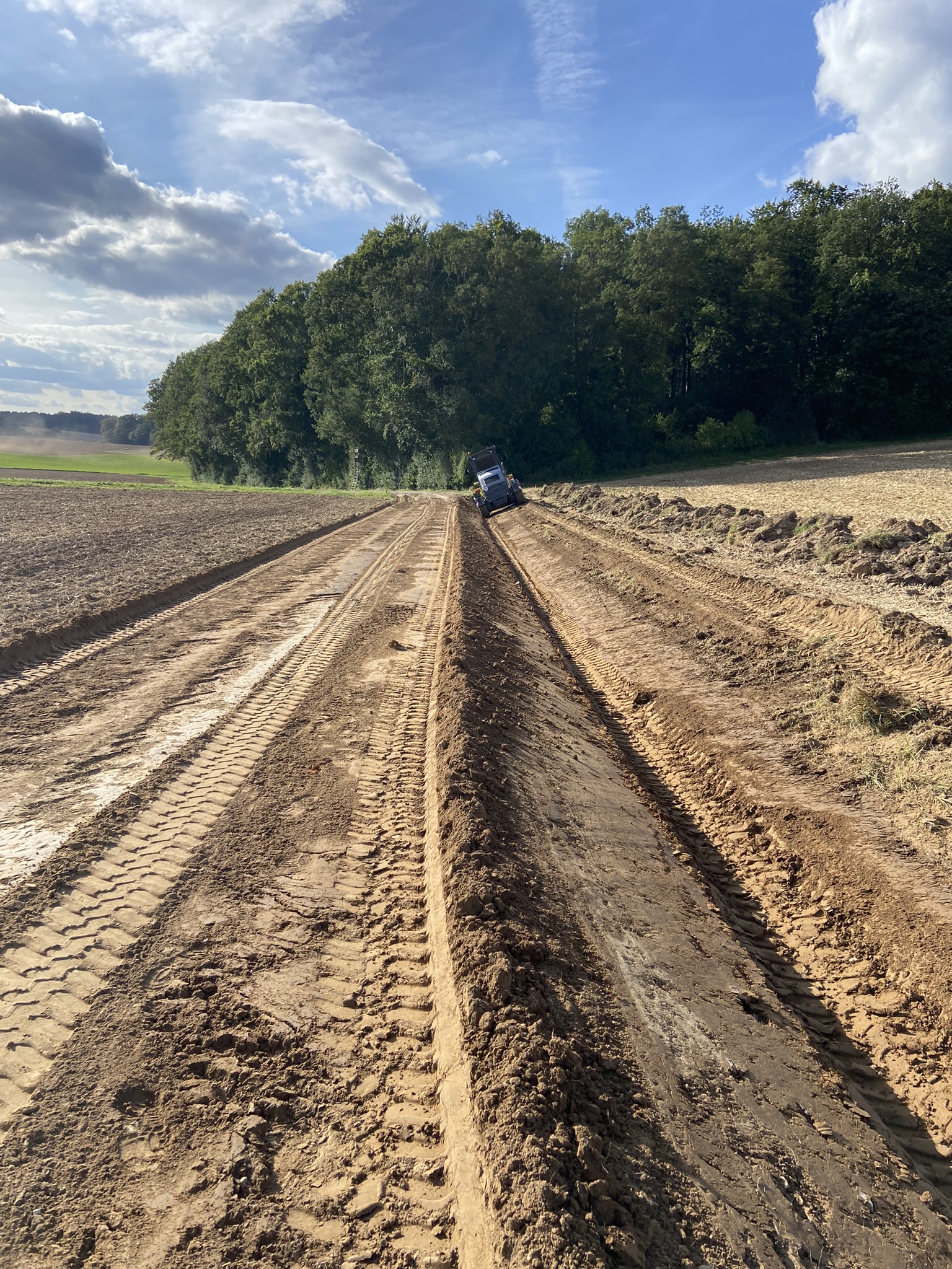 Bagger fährt auf Untergrund
