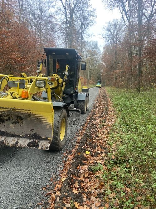 Fahrzeug auf Erdboden