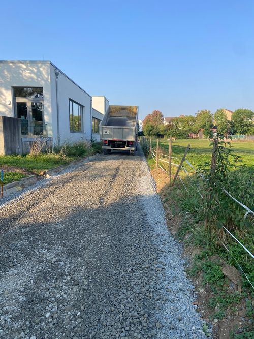 Bagger fährt auf Untergrund