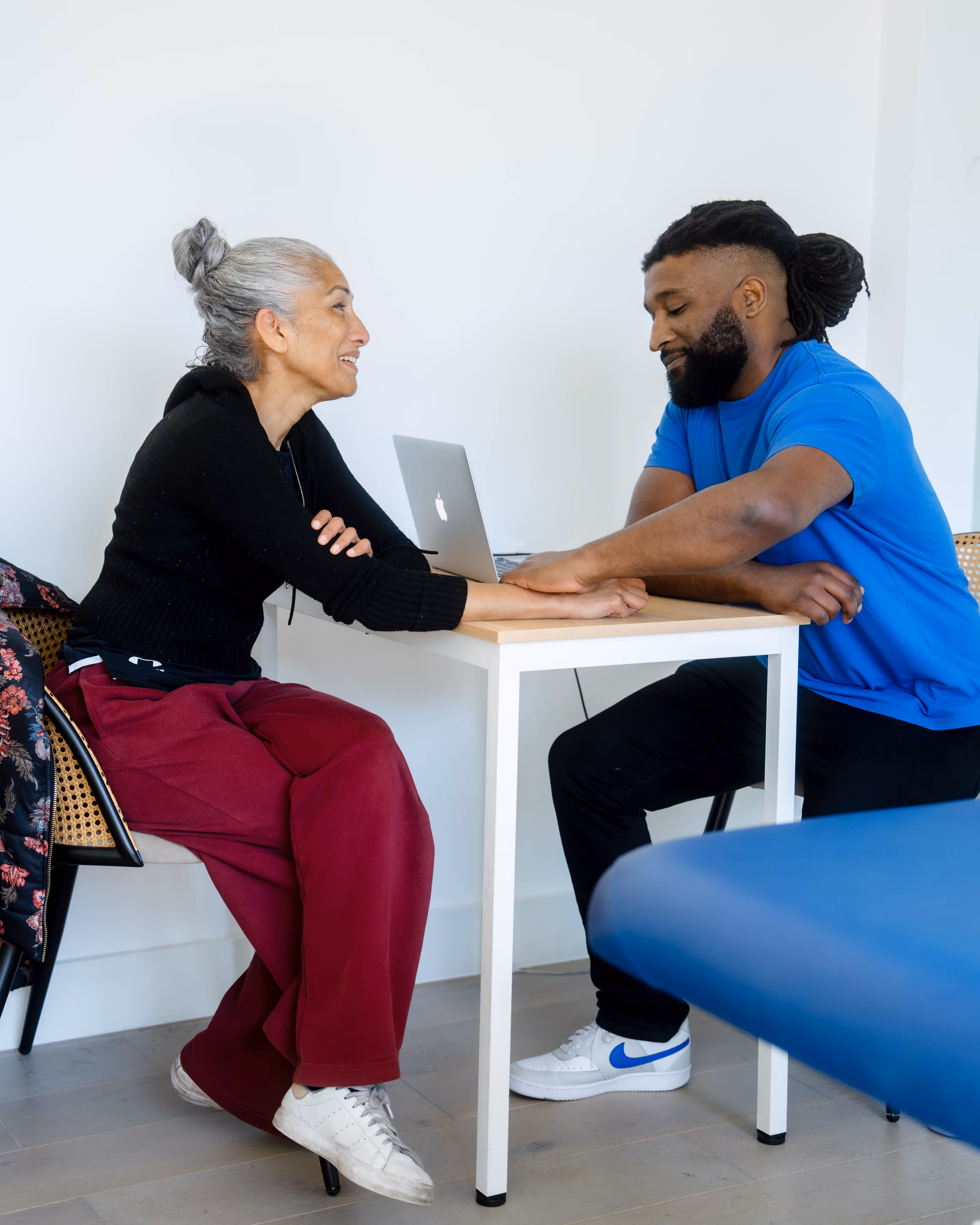 A woman speaking with Jason, expert in Acupuncture in London.
