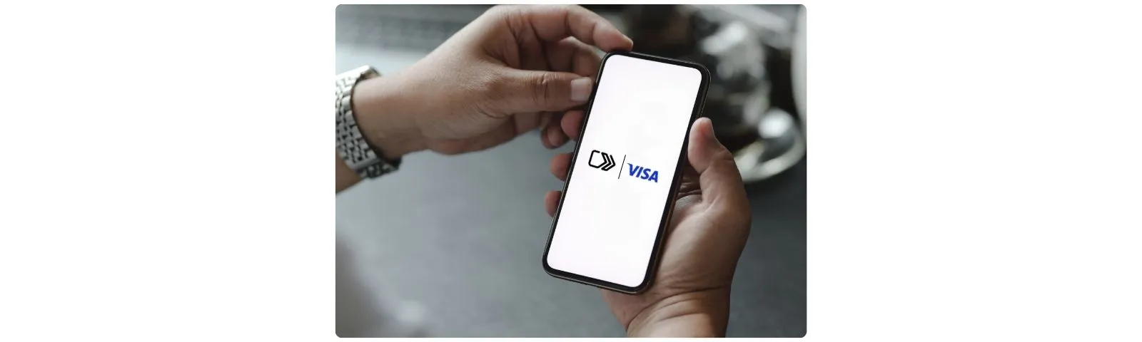 Paiement Click to Pay affiché sur l'écran d'un smartphone