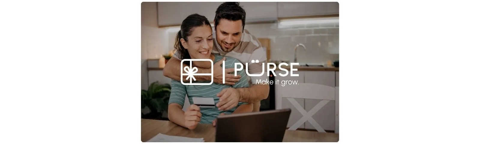 Couple utilisant une carte cadeau pour un achat en ligne