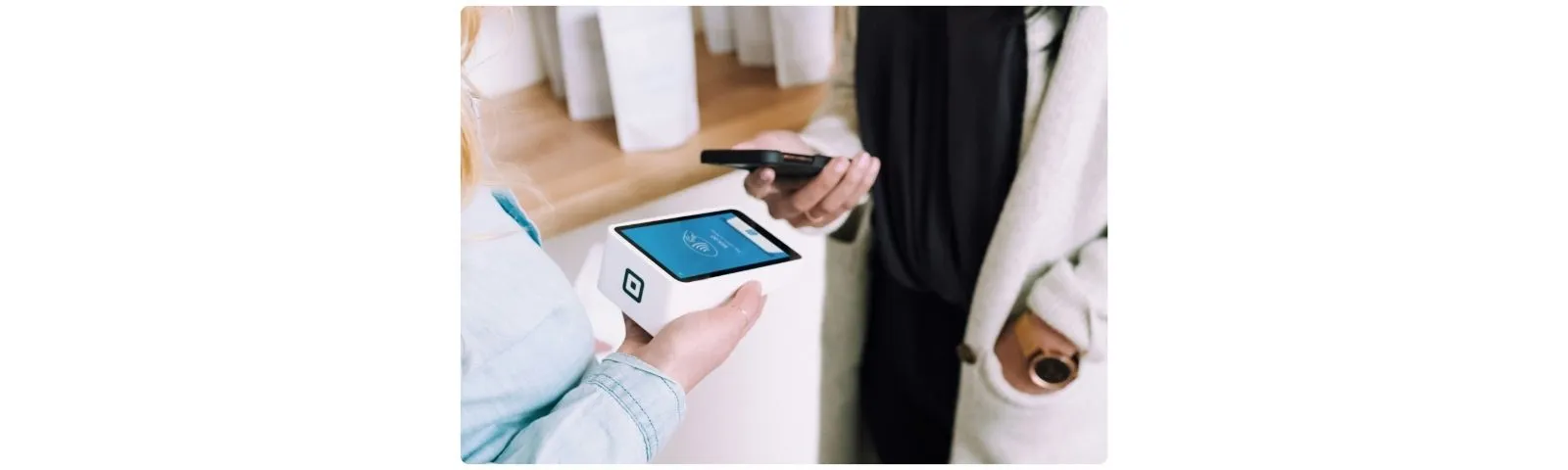 Cliente réglant son achat en magasin sans contact avec son smartphone