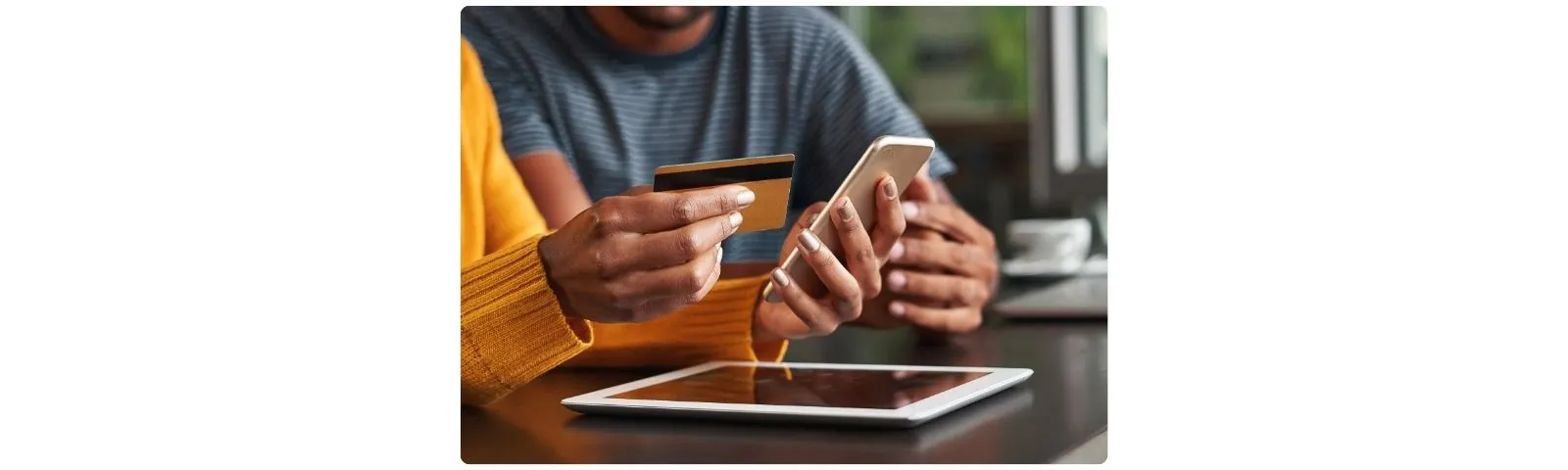 Achat en ligne réglé par carte bancaire depuis un smartphone