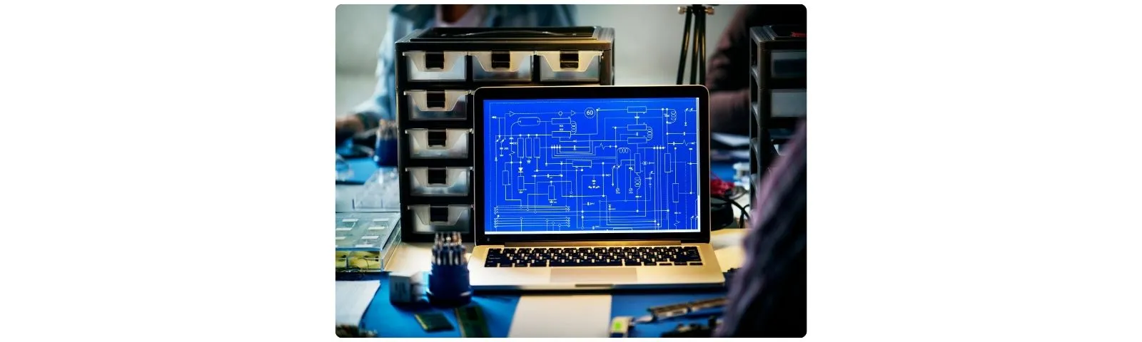 Schéma d'intégration technique affiché sur l'écran d'un ordinateur portable