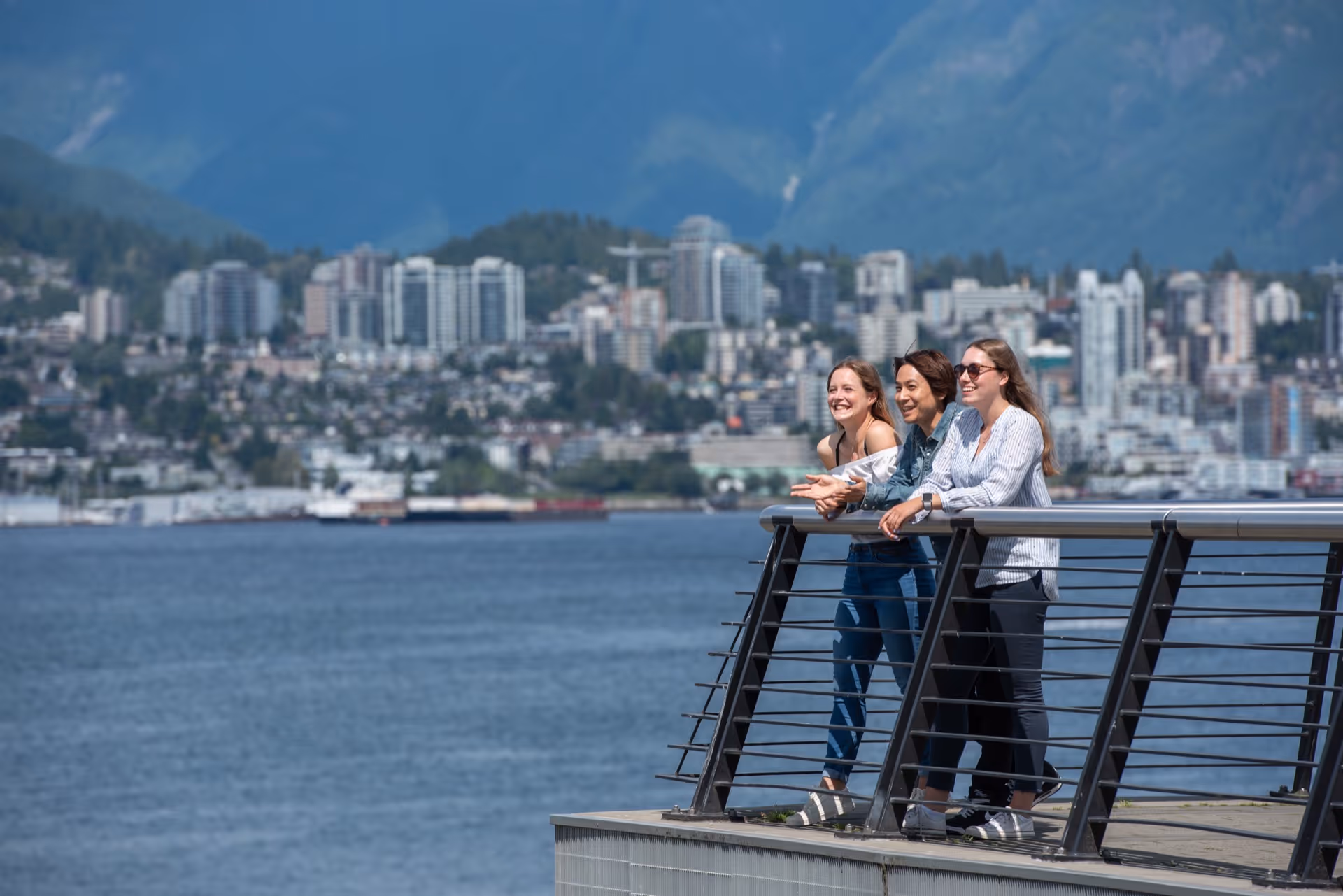 Il panorama del lungomare di Vancouver con le montagne e gli studenti