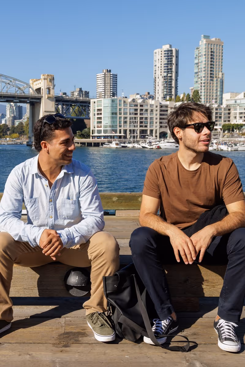 El perfil urbano de Vancouver y las montañas