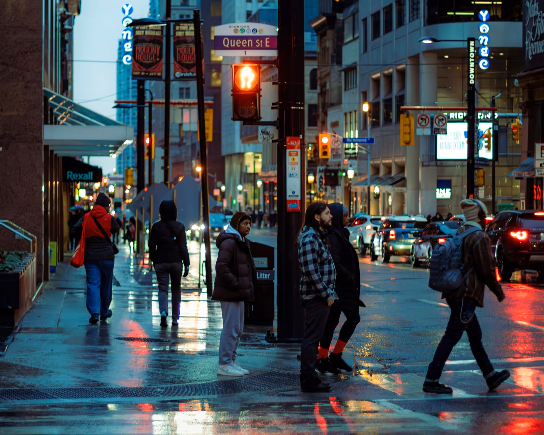 Un incrocio nel centro di Toronto su una strada trafficata