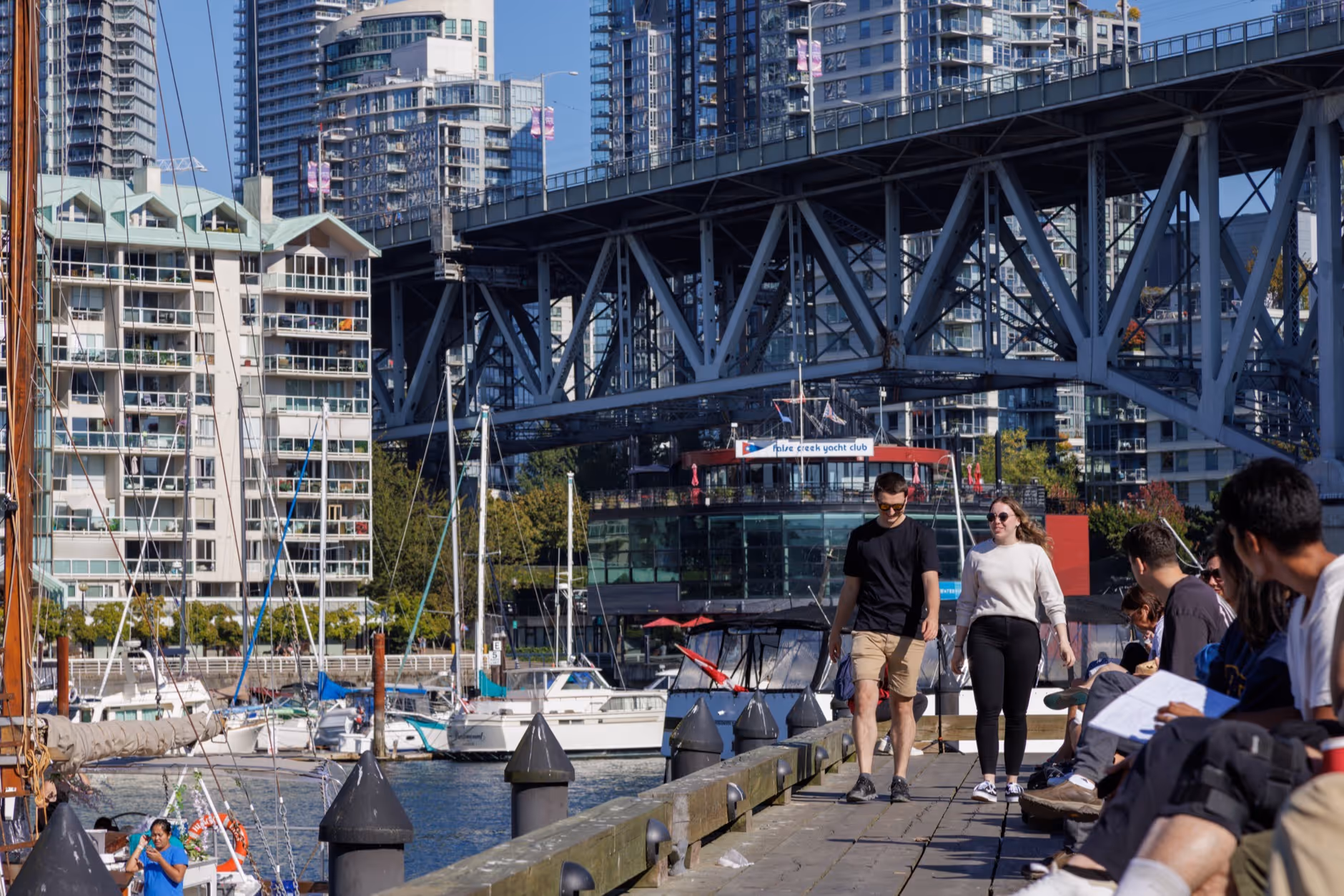 Il lungomare di Vancouver con le montagne sullo sfondo
