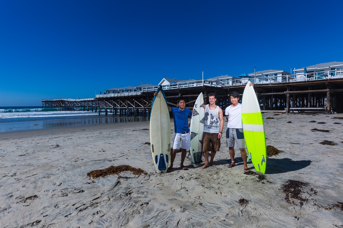 Des étudiants profitent d’une session de surf pendant leur voyage linguistique à San Diego.