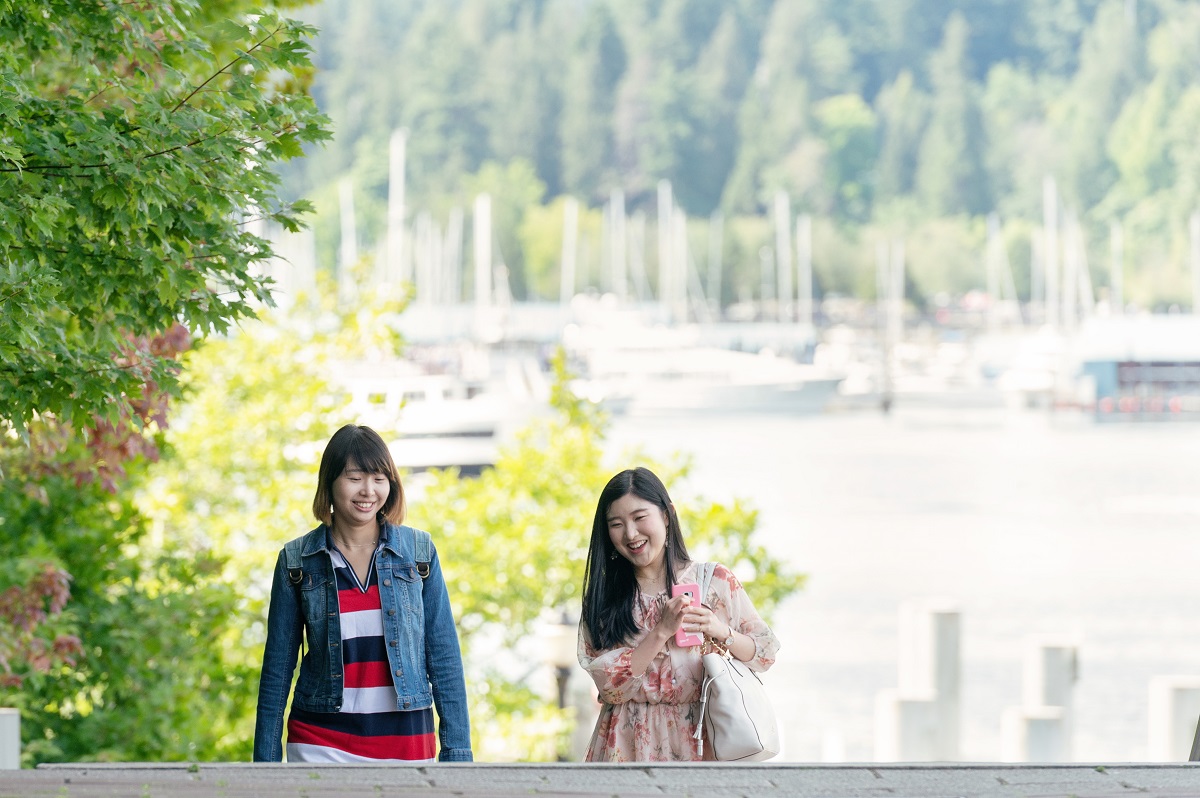 étudiants CEL marchant sur le Seawall de Stanley Park – séjour linguistique Vancouver