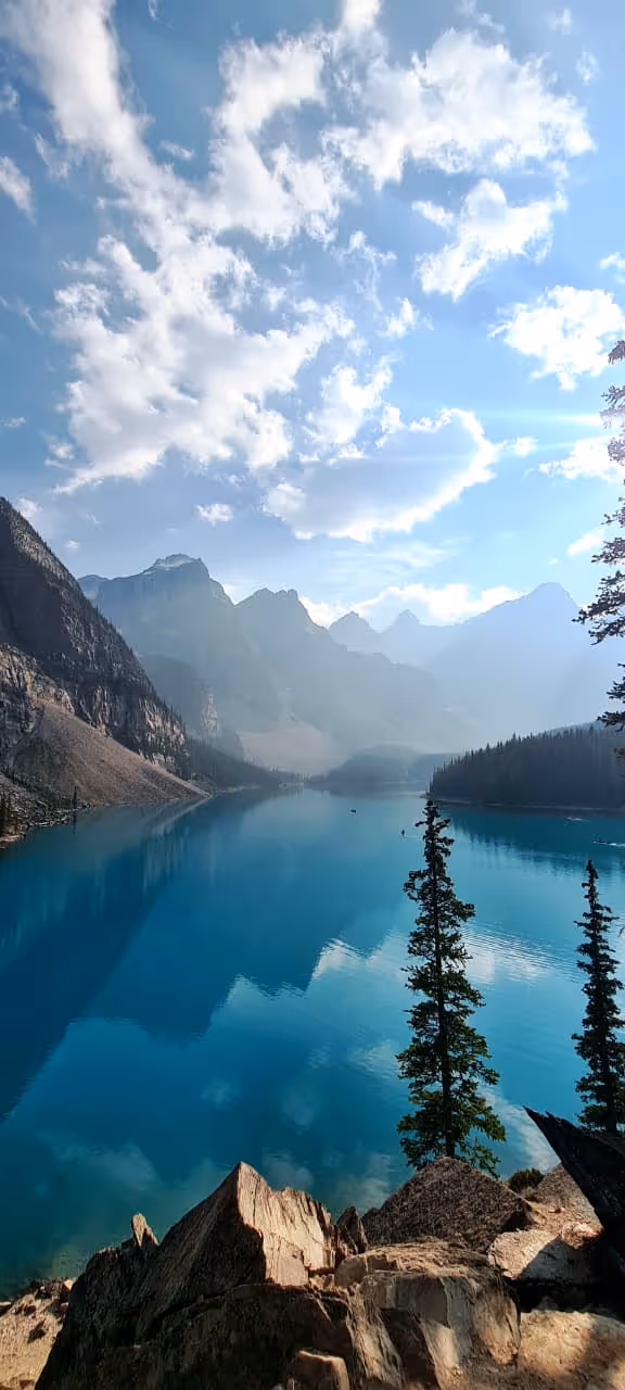 CEL-Studierende entdecken den türkisfarbenen Moraine Lake im Banff National Park, umgeben vom Valley of the Ten Peaks